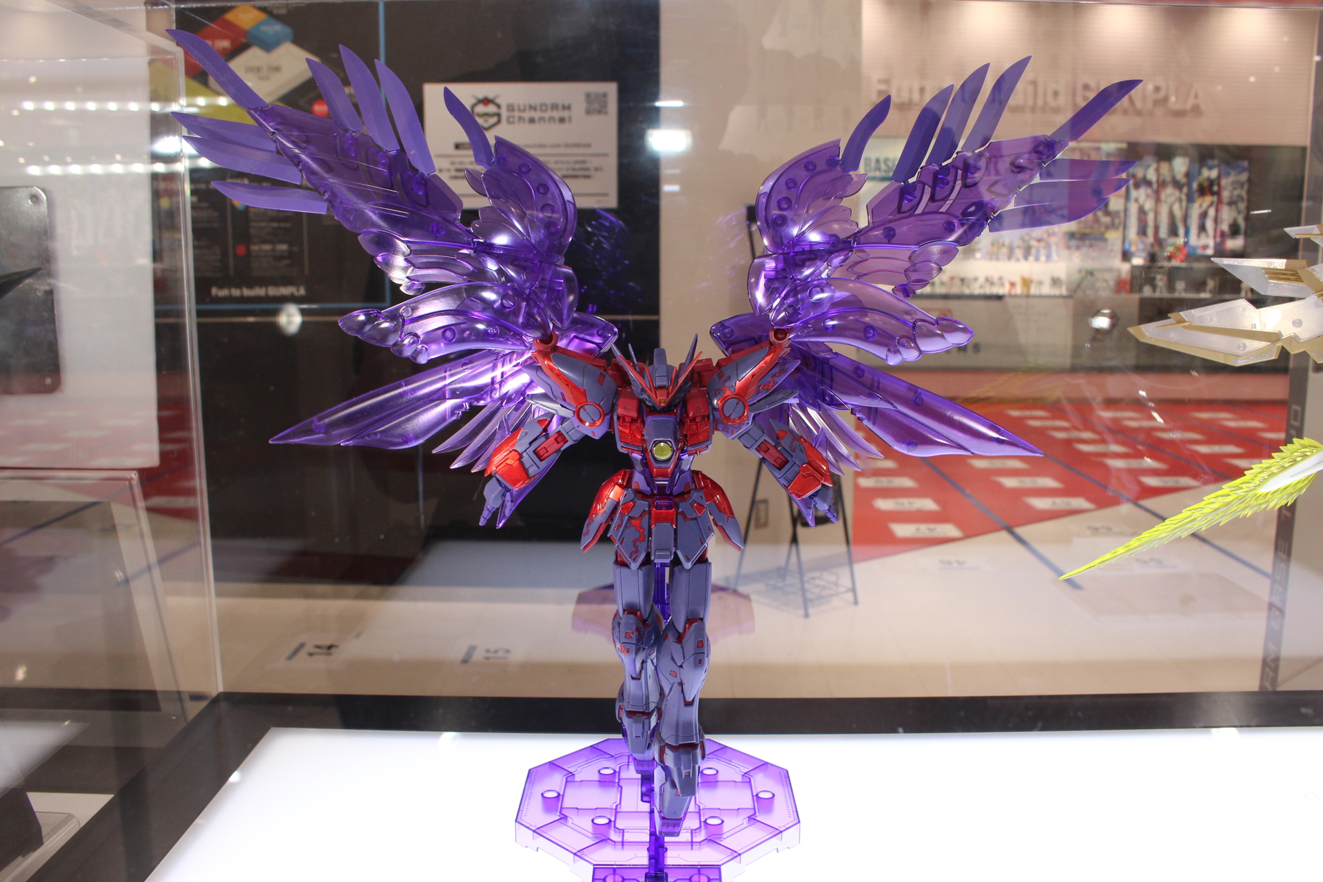 「MG 1/100 ウイングガンダムゼロEW [CROSS CONTRAST COLORS / CLEAR PURPLE]」。4月26日発売（ガンダムベースでの発売日）。価格は7,150円。ガンダムベース販売商品