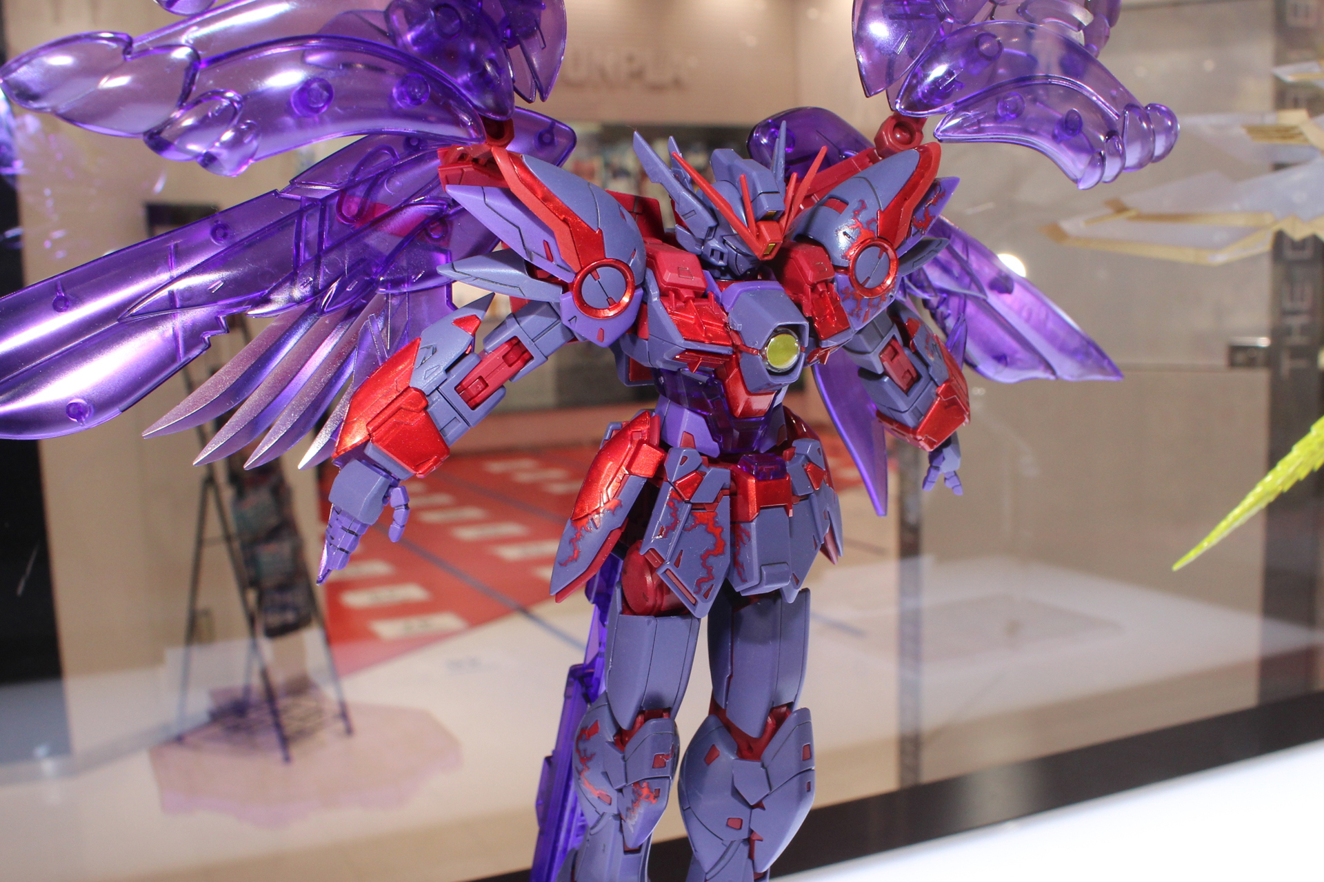 CROSS CONTRAST COLORSのコンセプトに則り、ソリッド、クリア、メタリックなどの様々な素材を組み合わせている