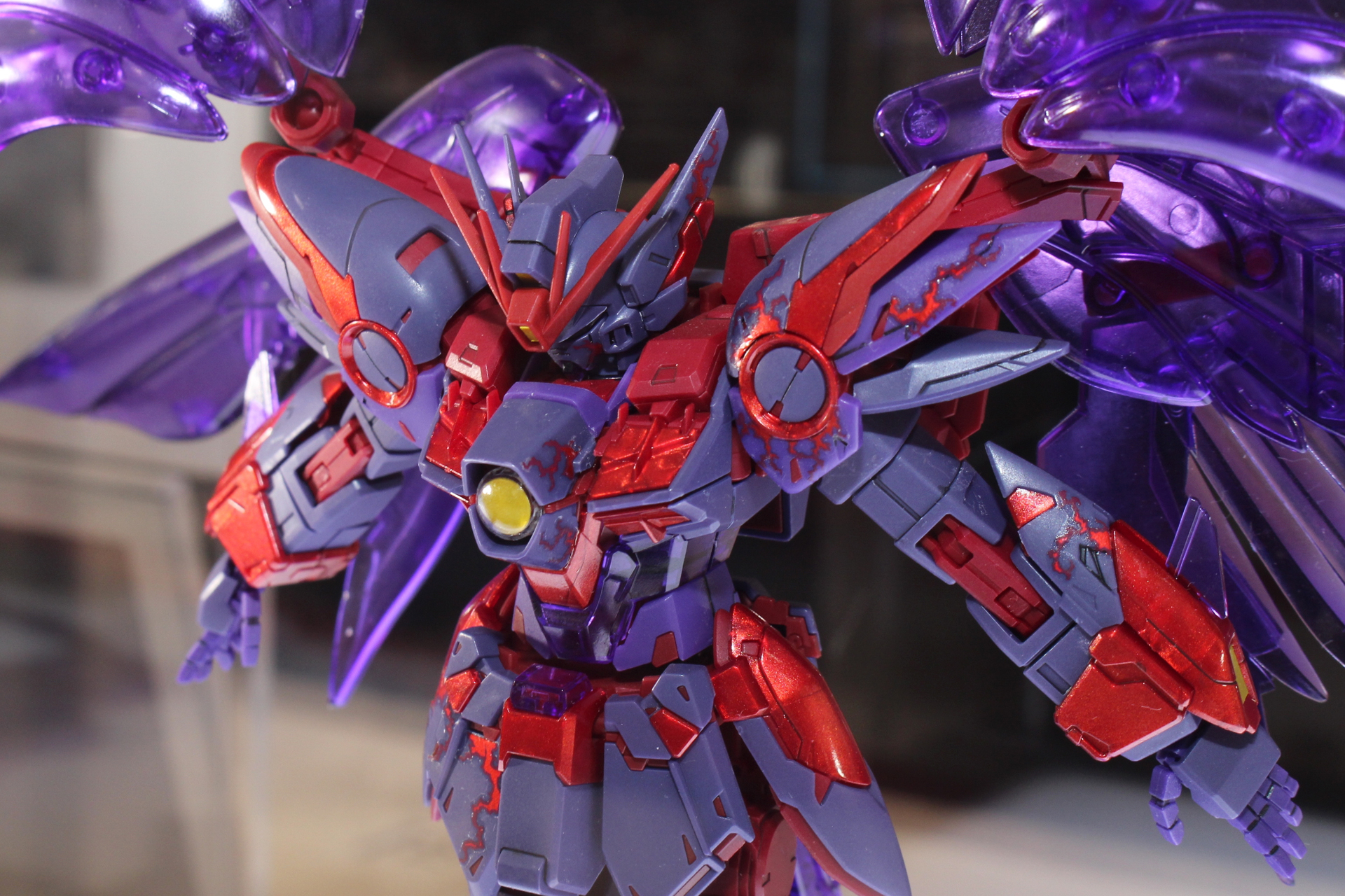 紫と赤の組み合わせは、オリジナルのウイングゼロとはかなり違っている