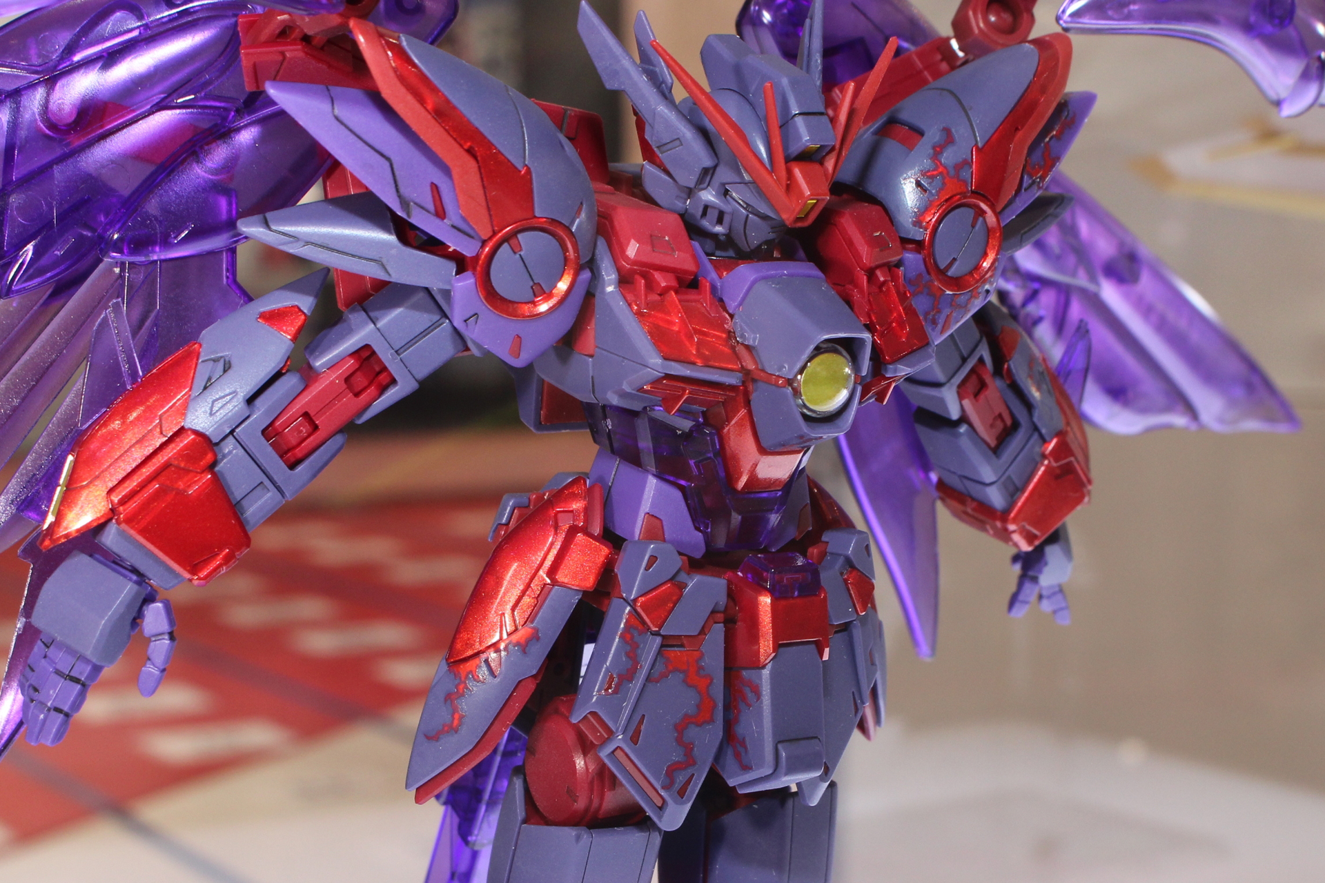 要所に入ったマーキングは、貼ると鏡面仕上げになる水転写デカールだ