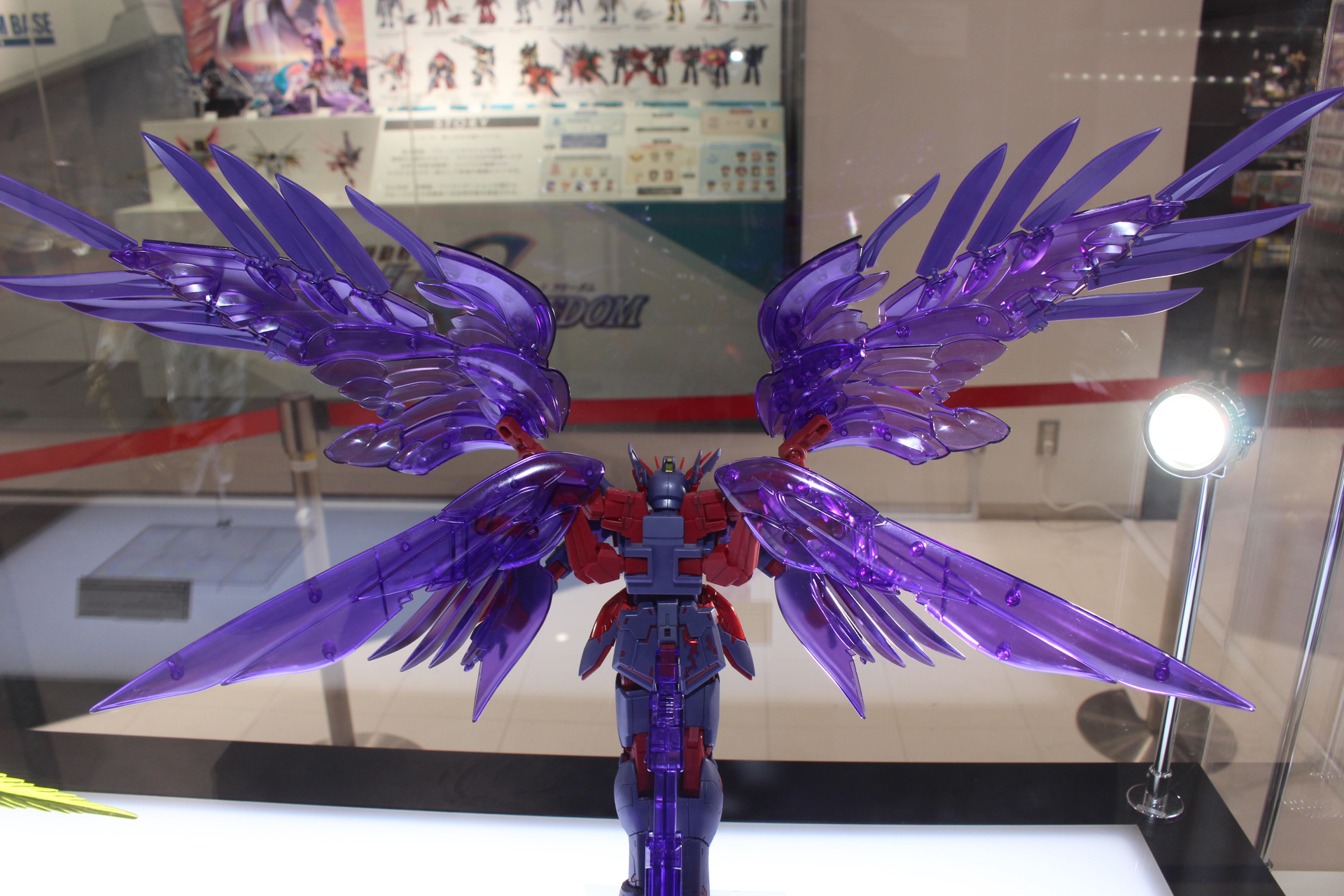 機体の象徴であるウイングバインダーは、クリア素材で成形。主翼と副翼がそれぞれ可動する