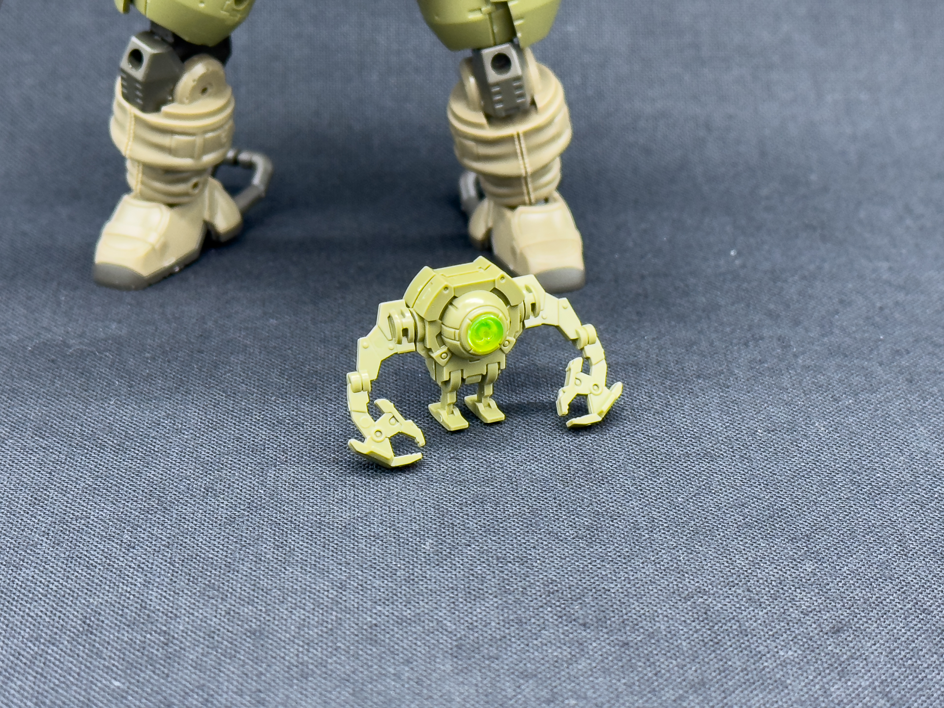 ロイロイは新規造形の機体が付属します。