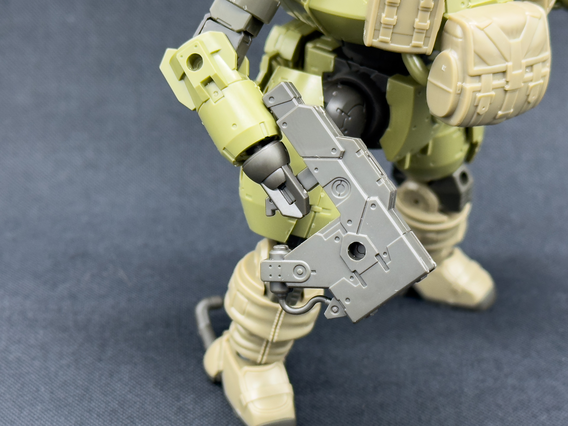 3本指マニピュレータでも武器の保持が可能です。