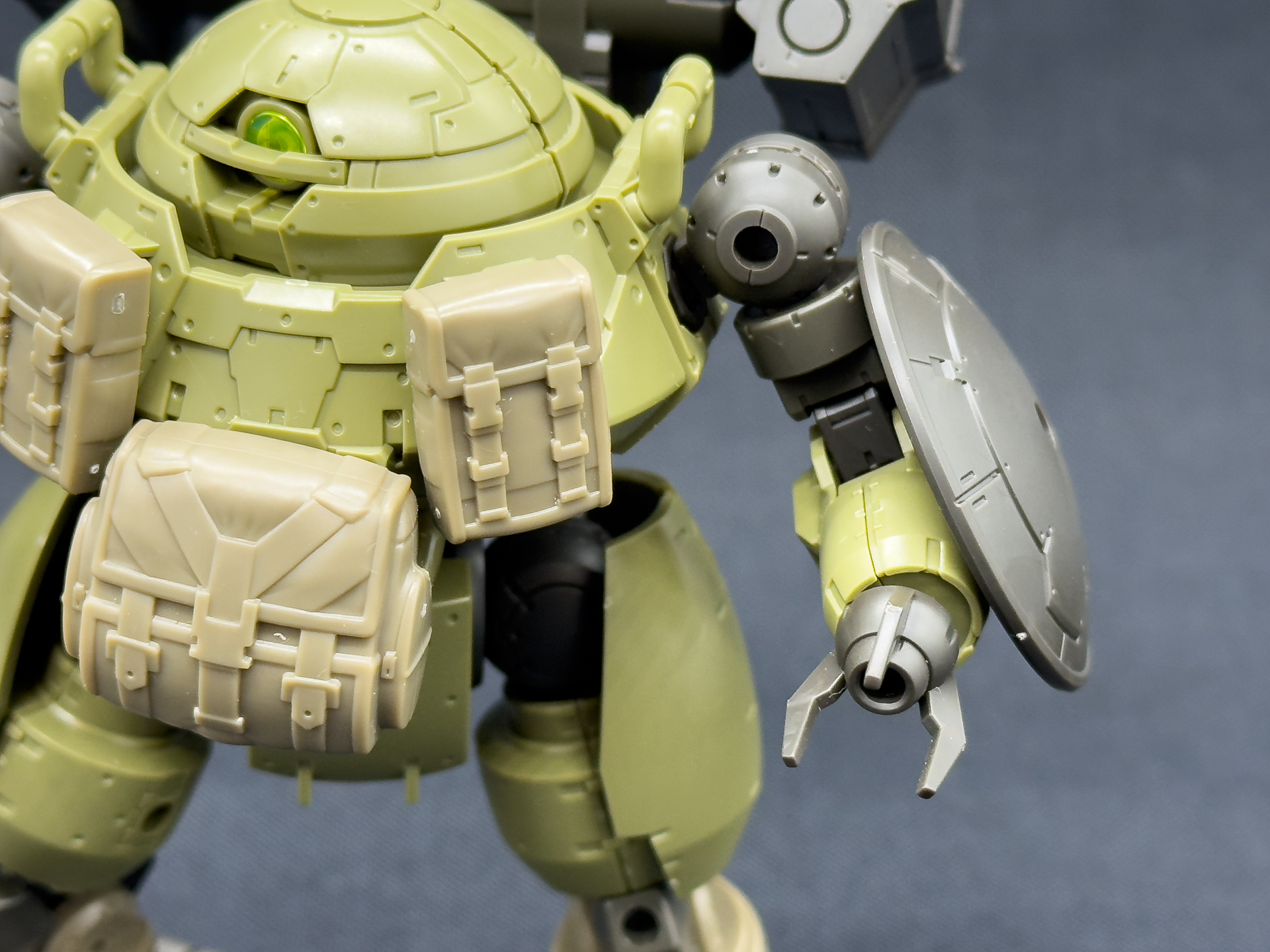 肩部および脚部付け根関節は新規造形パーツです。