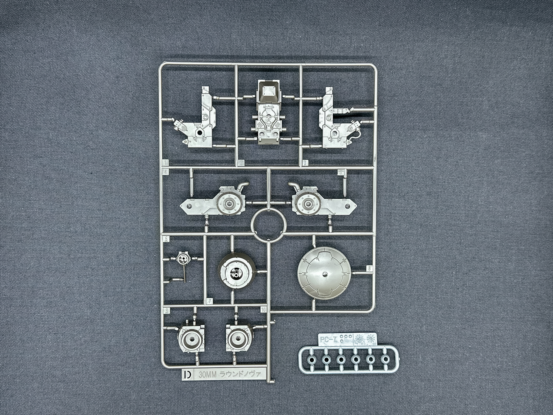 Dランナーは主に武装類を構成しており、ボールジョイントのポリキャップが付属します。