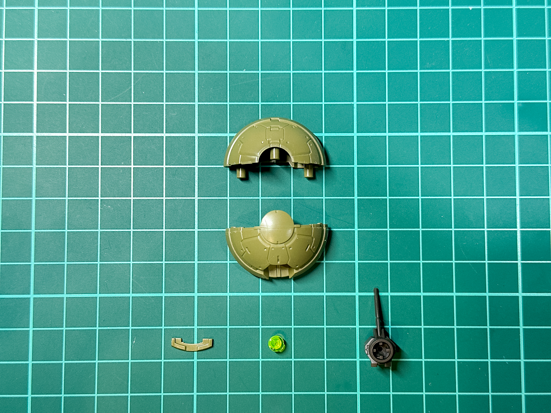 頭部パーツはこれまでにないドーム状の形状です。