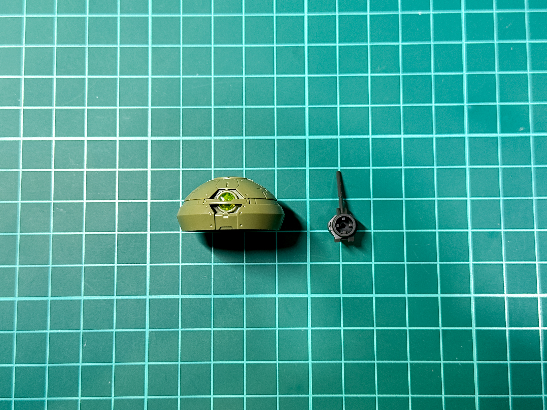 完成後の頭部はモノアイ前にピラーのある形状とアンテナのある形状で選択可能です。