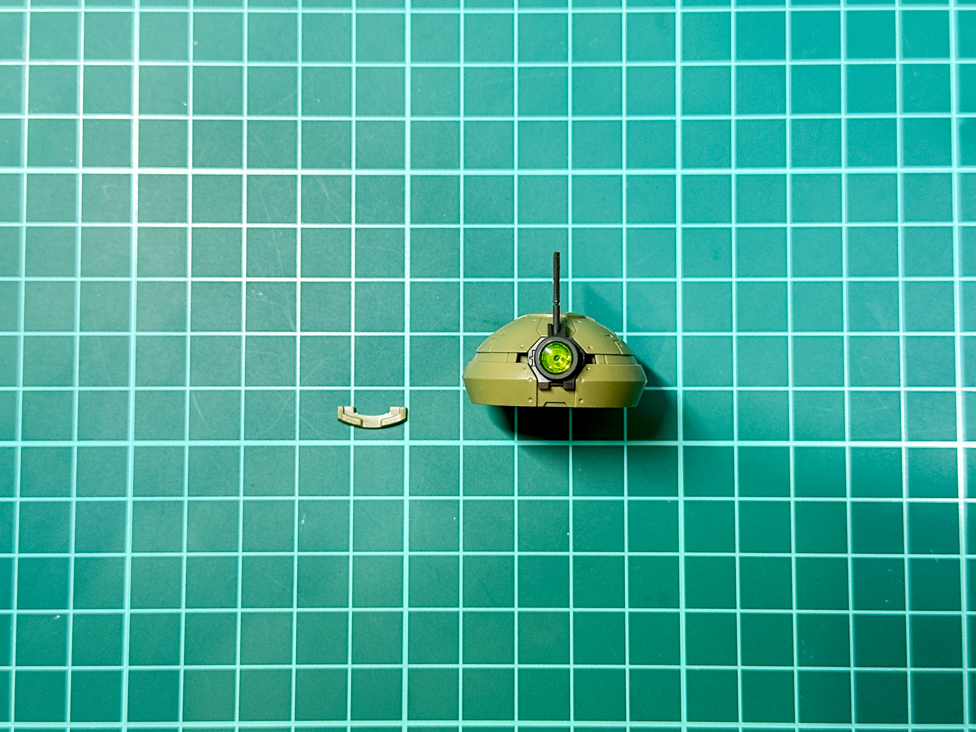 パーツ差し替え時はモノアイのクリアパーツを付け替える必要があります。