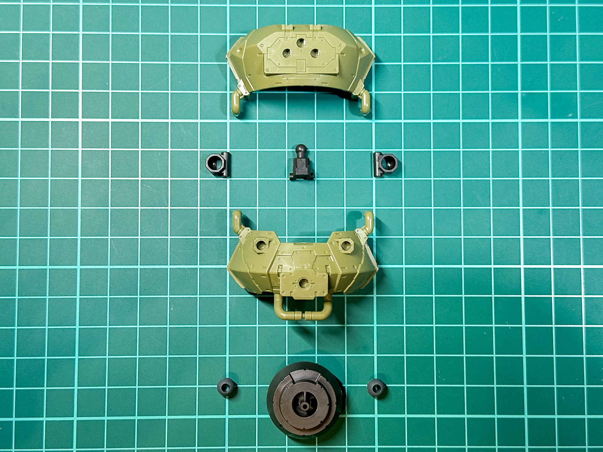 組み立て前の胴体パーツは前後2分割となっており各部ジョイントはこれまでの30MMシリーズキットと共通です。