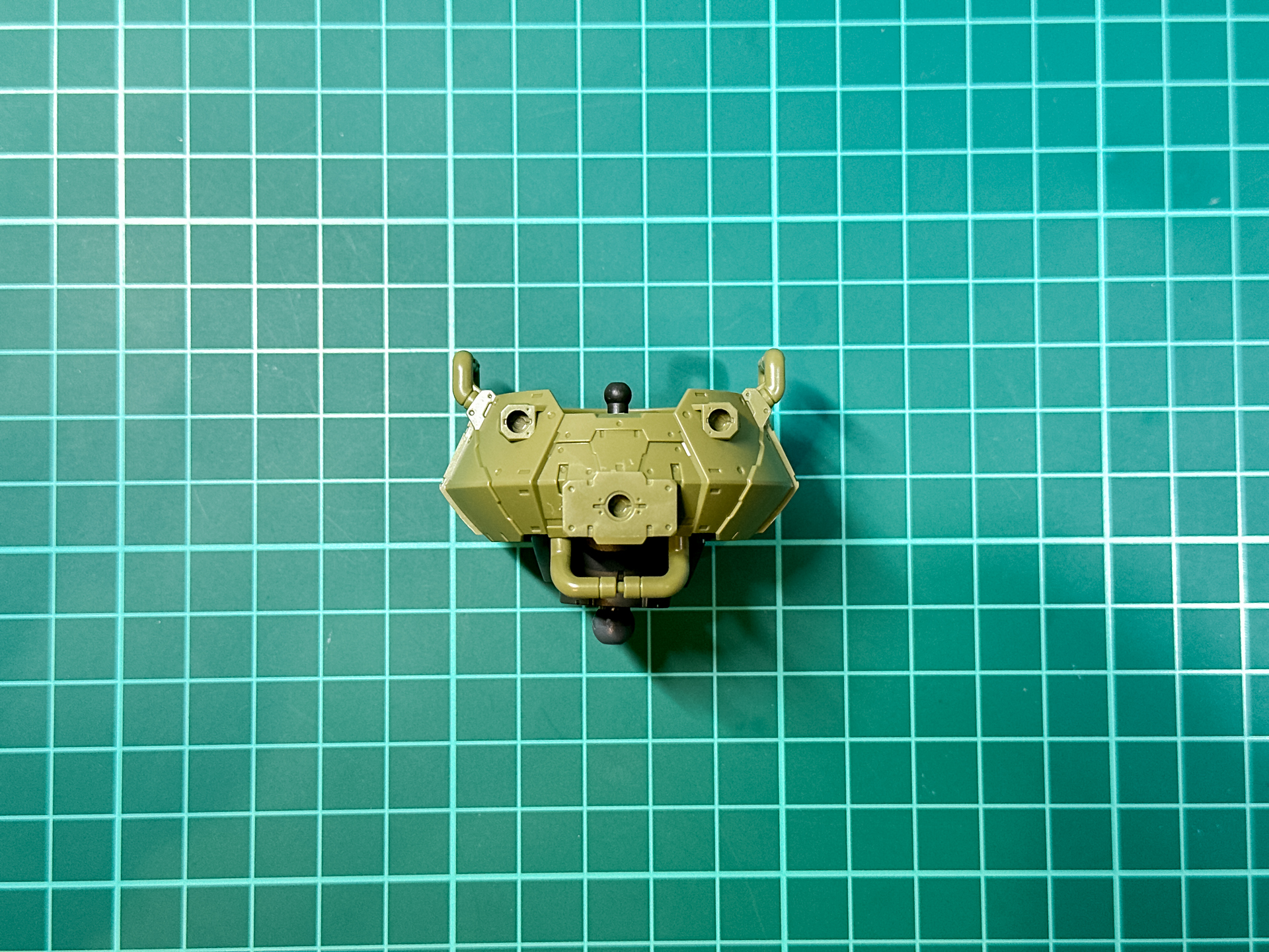 組み立てが完了した胴体部は胸部が大きく腹部が引き締まった逆三角形の形状をしています。