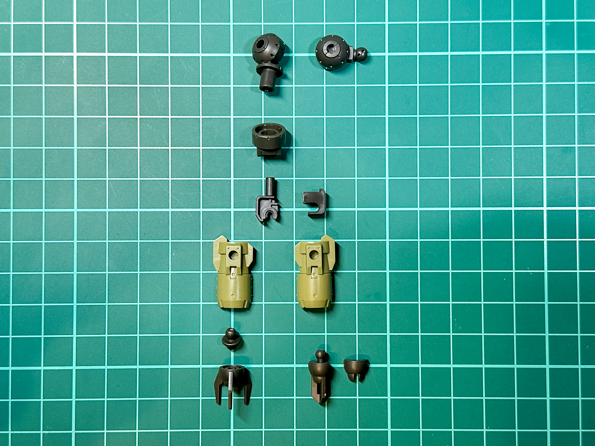 腕部のパーツ構成は全て左右共通です。