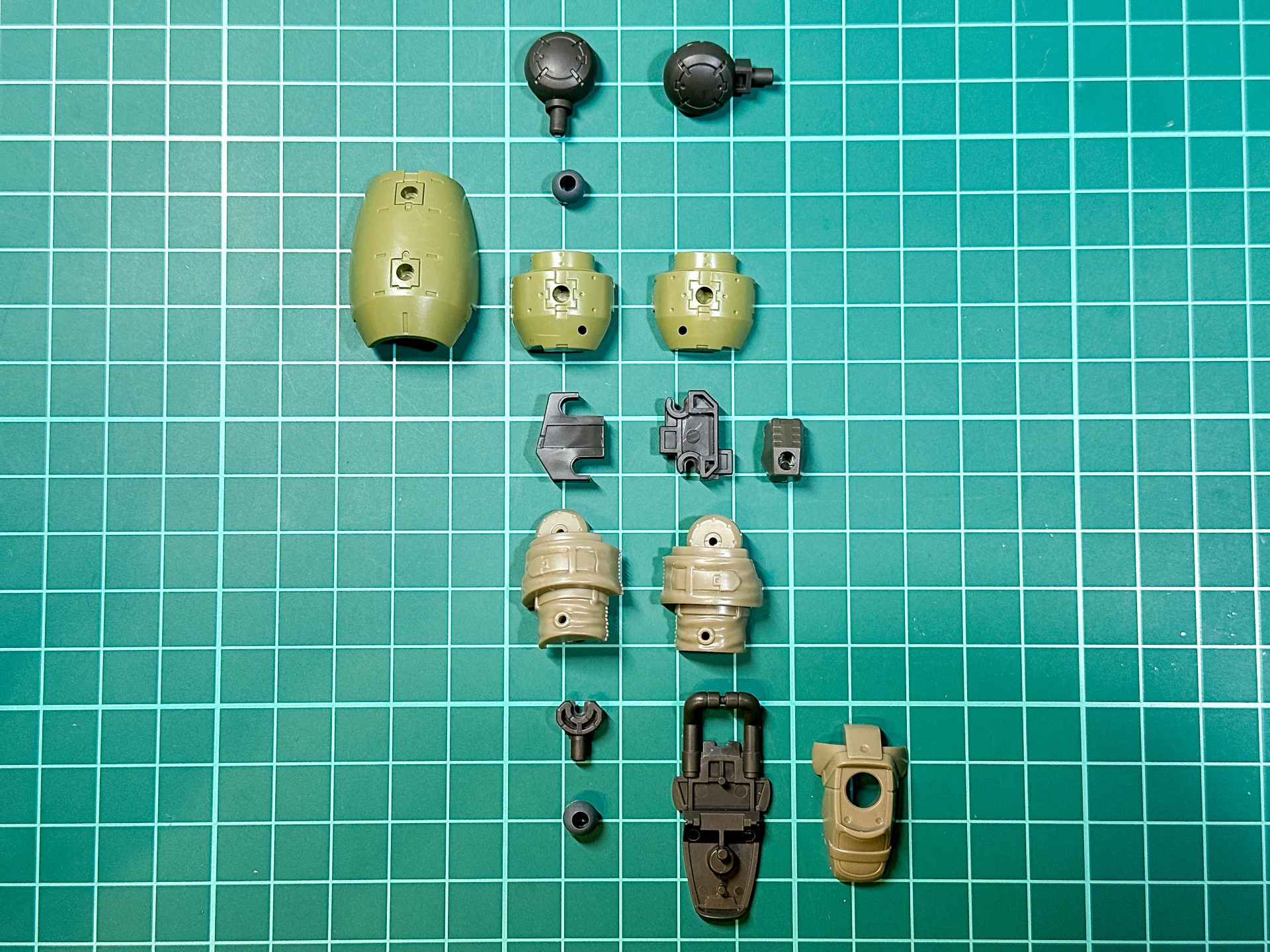 脚部パーツも腕部と同様に左右全て共通パーツです。