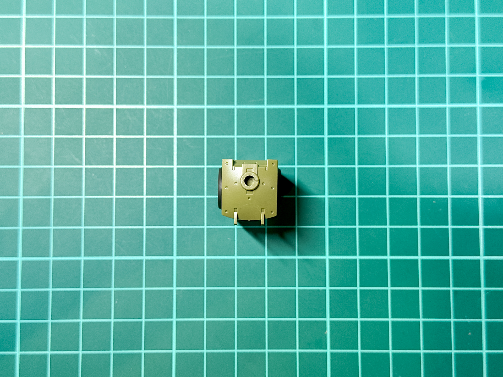 脚部接続ジョイントにスイング機構等の可動をアシストするパーツは採用されていませんでした。