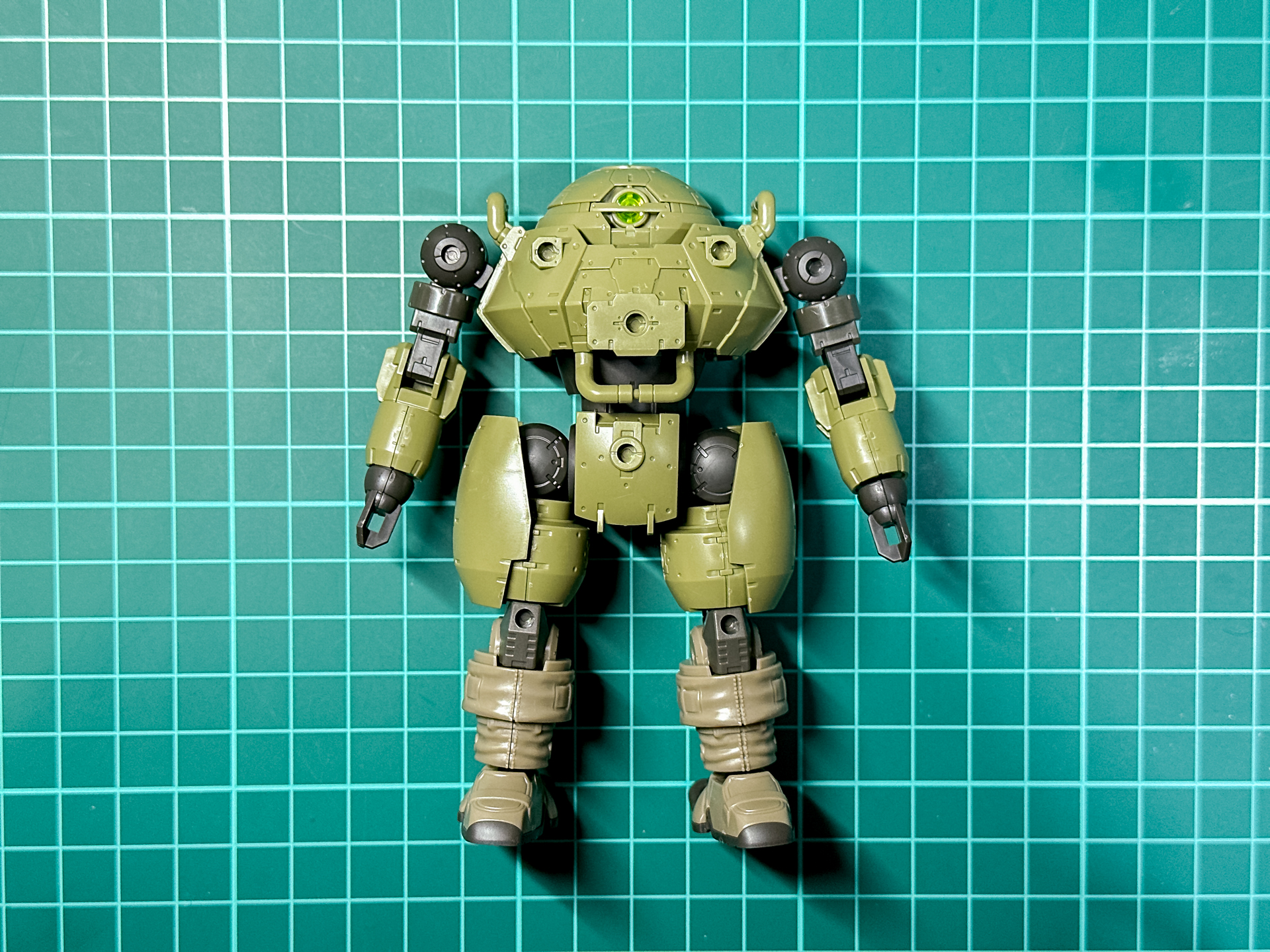 完成した素体は特徴的な頭部と短い脚部を有したデザインです。