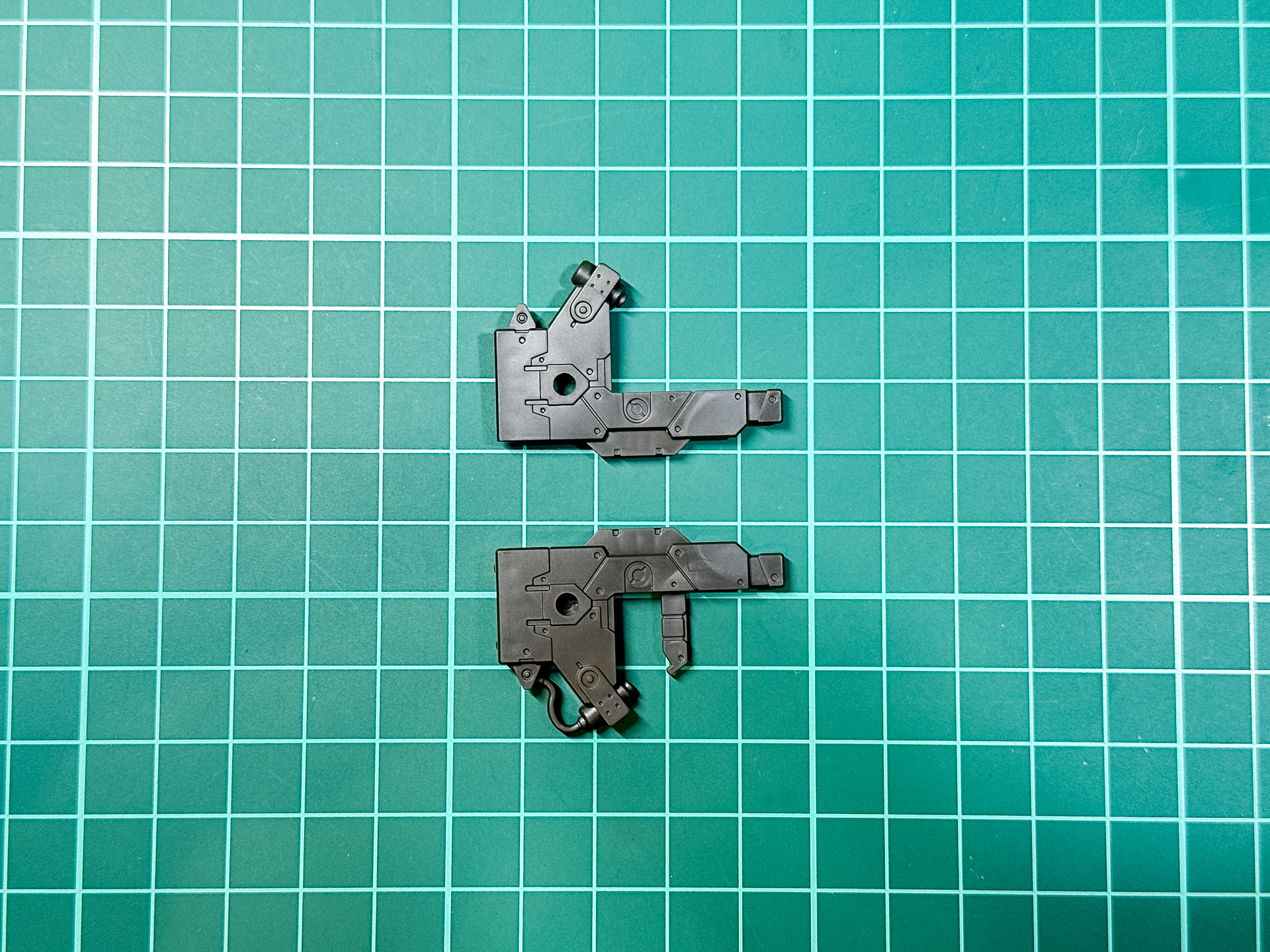 手持ち武器となるスタンライフルは左右2分割です。