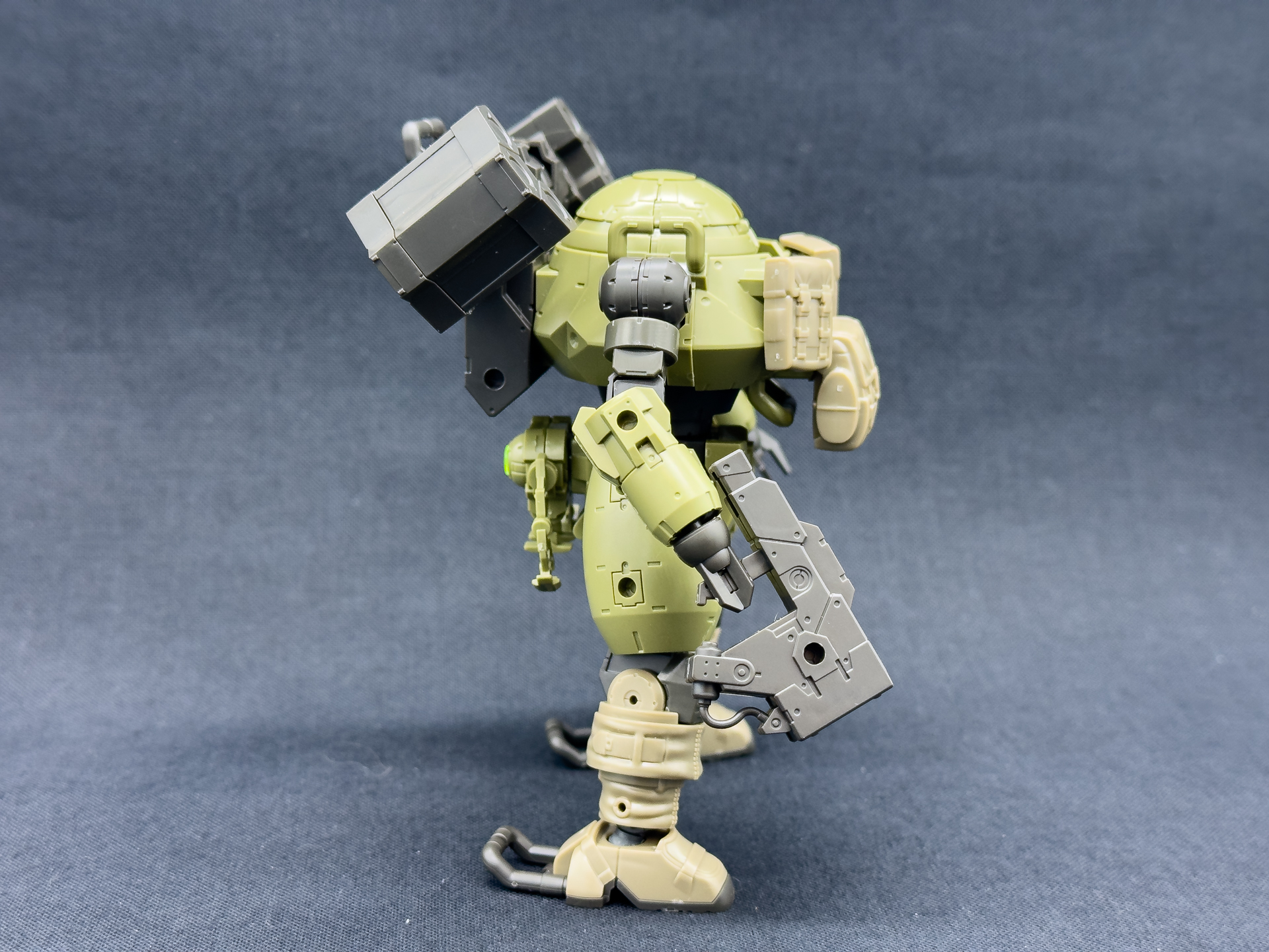 ラウンドノヴァIの右側面。スタンライフルは銃身が短い造形となっています。