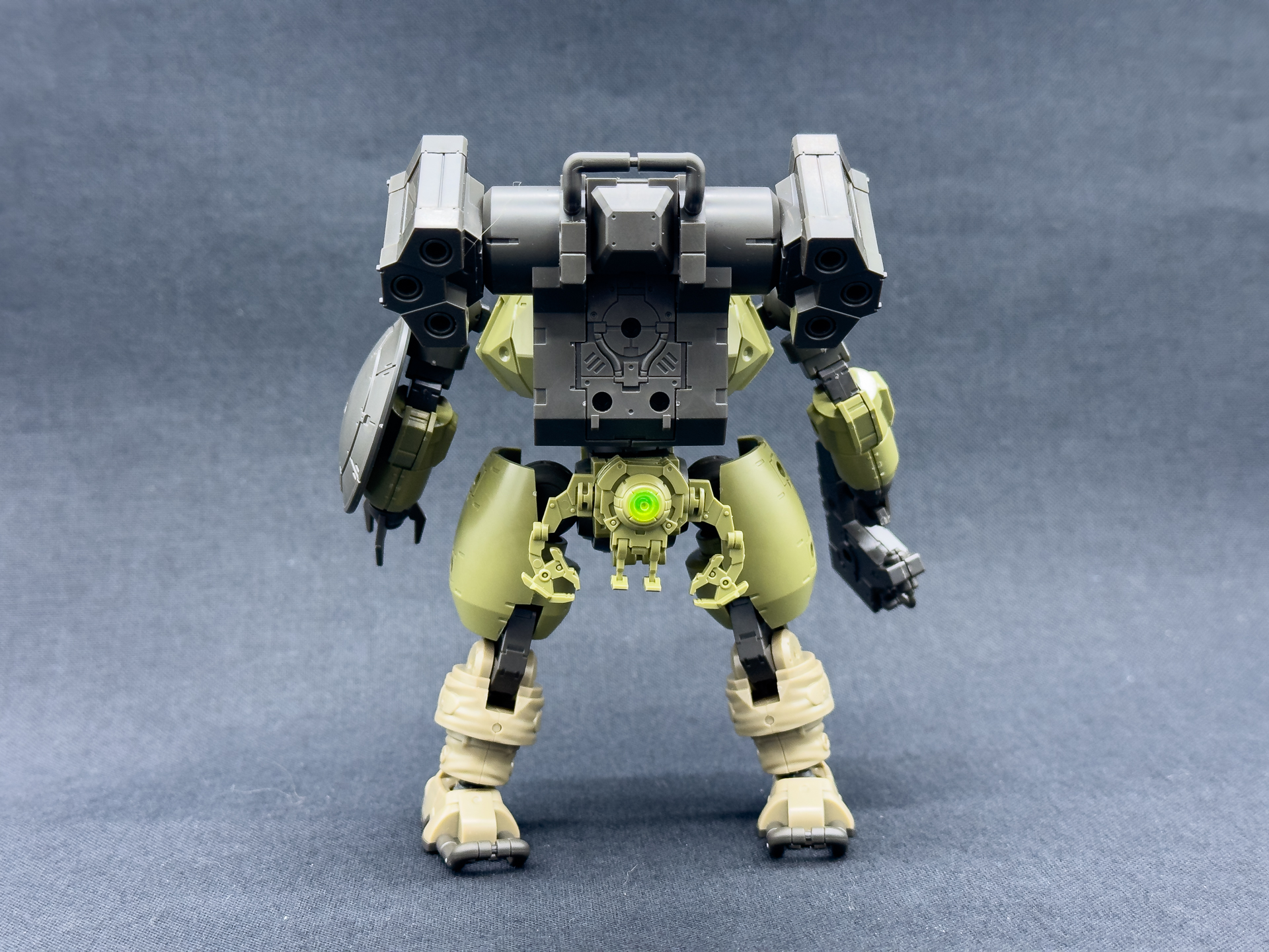 ラウンドノヴァIの背面。バックパックは大型の造形となっています。