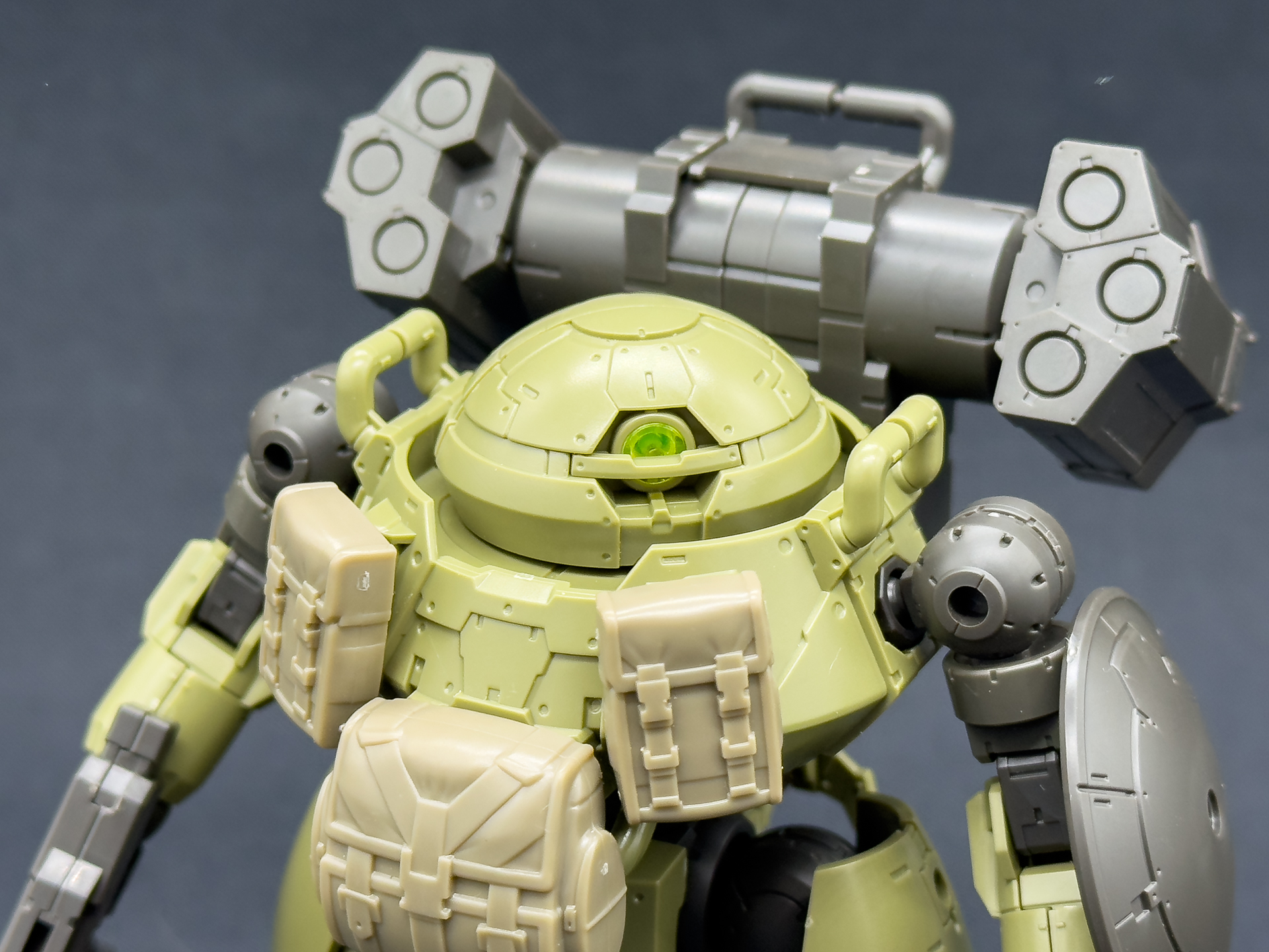 頭部のアップ。モノアイはクリアイエローで成型されています。