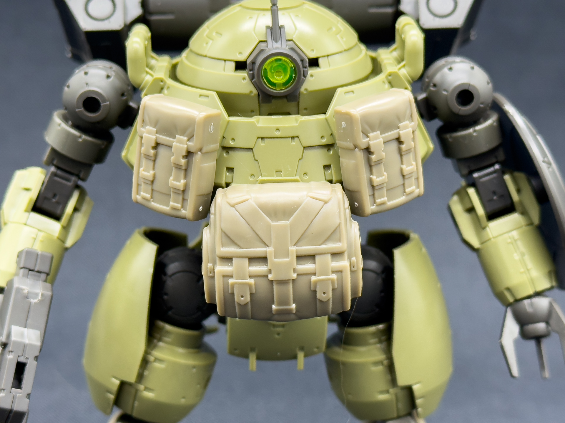 胴体部のアップ。特徴的なバッグパーツもジョイント孔がある場所であればどこでも変更可能です。