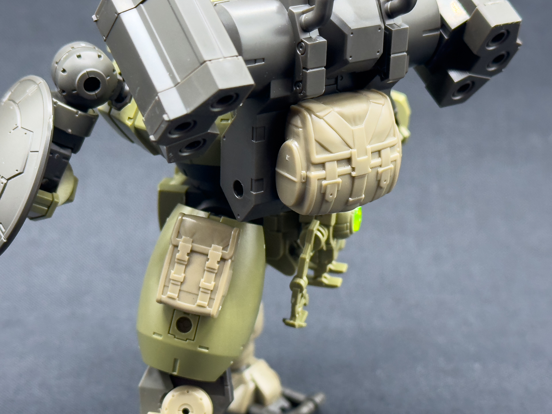 バッグパーツの位置変更例。小さいバッグパーツはジョイントを変更することで取り付け位置を変更しています。