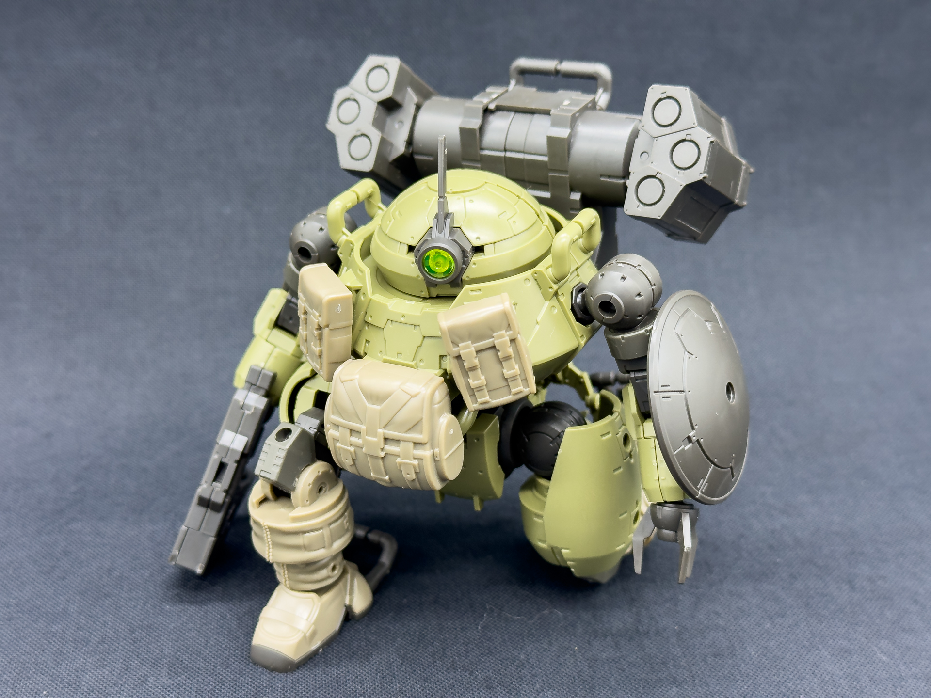 大きな可動域を活用し、膝立ちポーズも可能です。