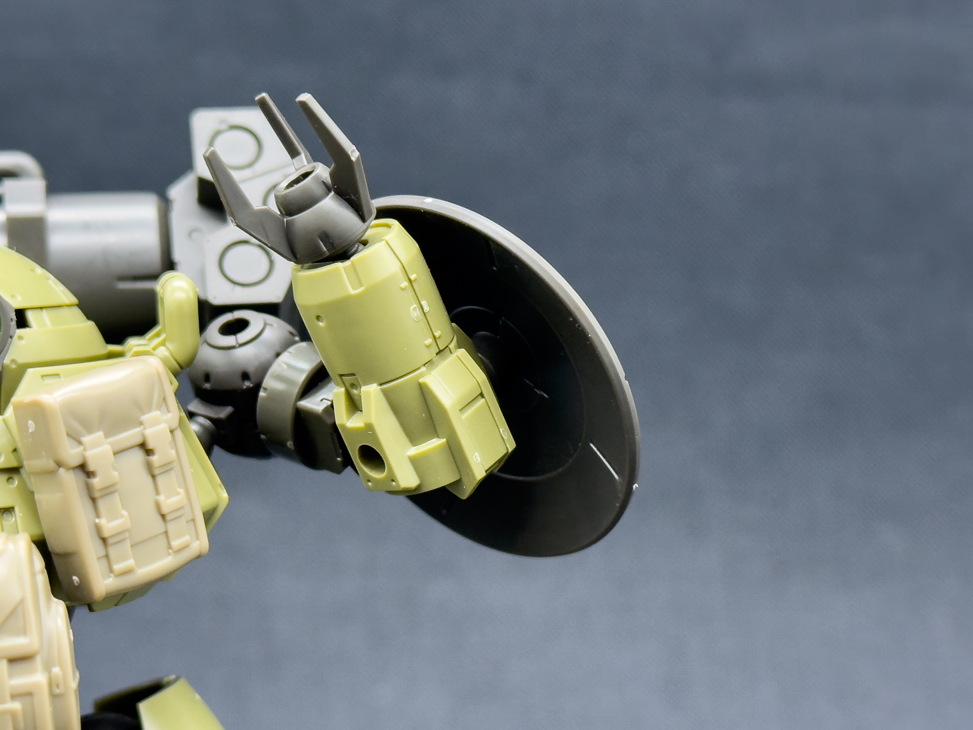 左腕武装のシールドは3mmジョイントで左腕以外にも取り付け可能です。