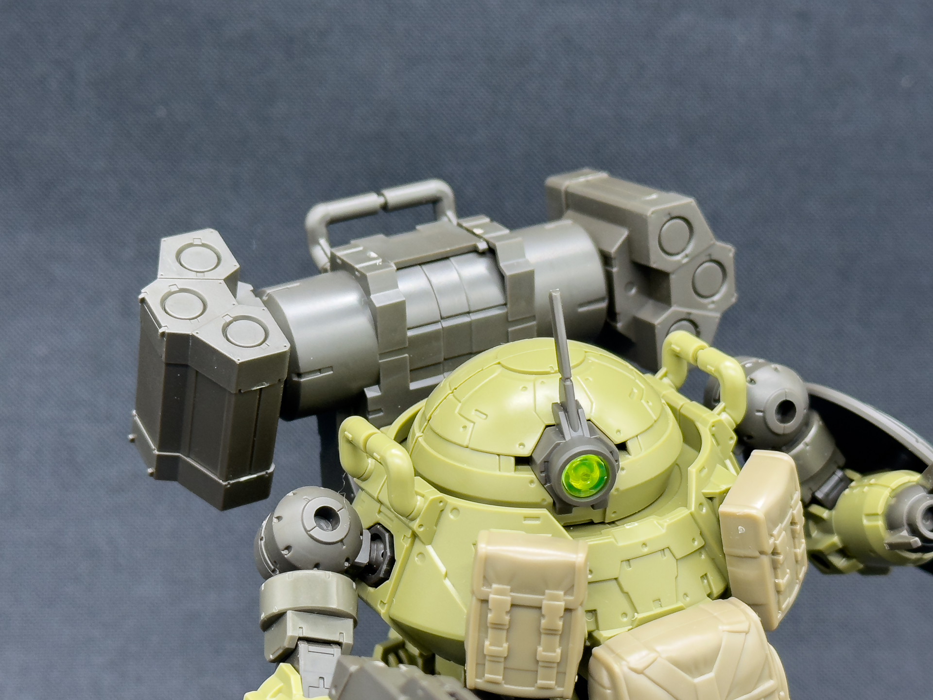 バックパックに取り付けられた迎撃用ミサイルは発射角度を調整可能です。