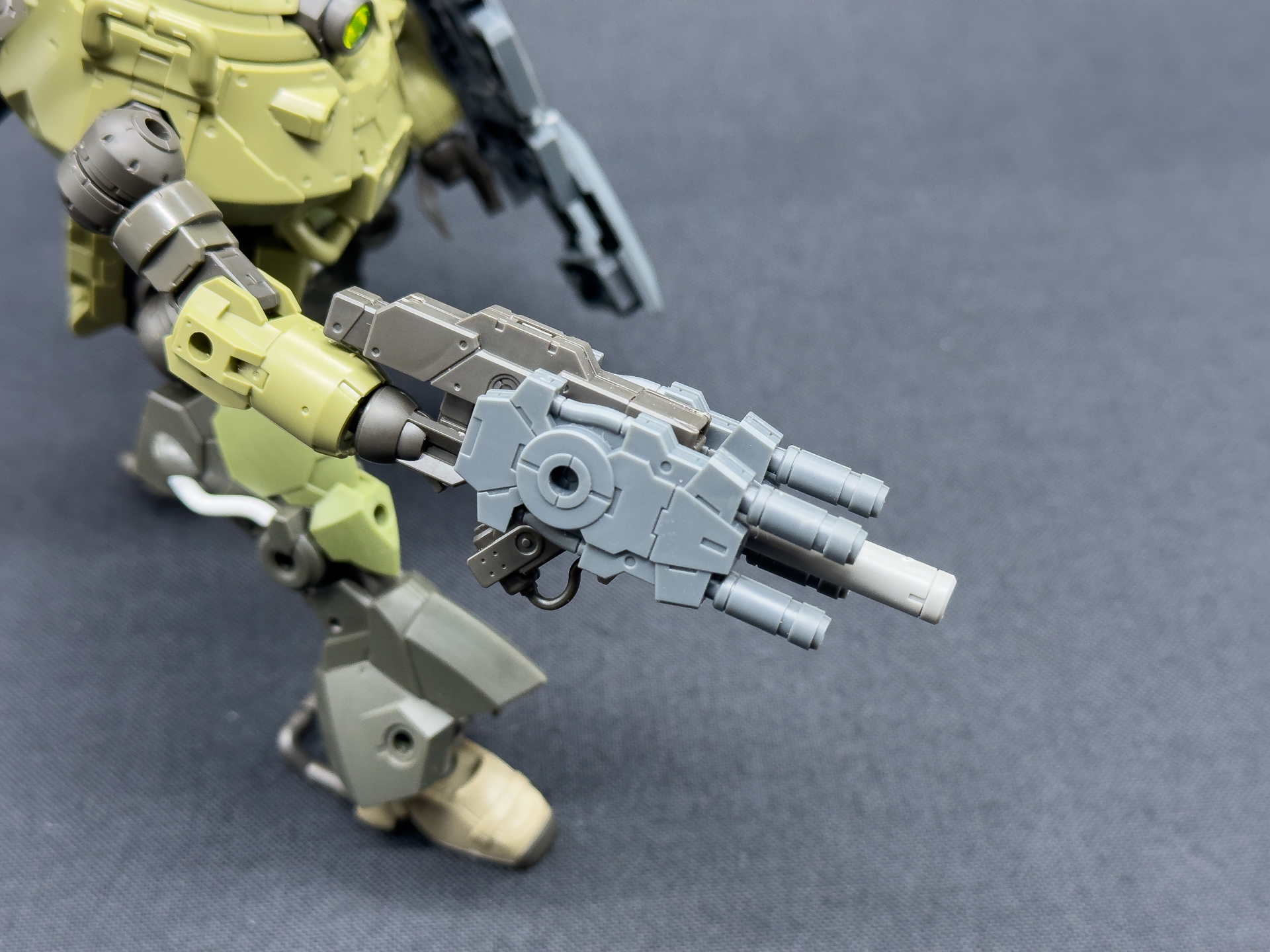 スタンライフルの角型銃口にはアチェルビーのマシンガンパーツがぴったりでした。