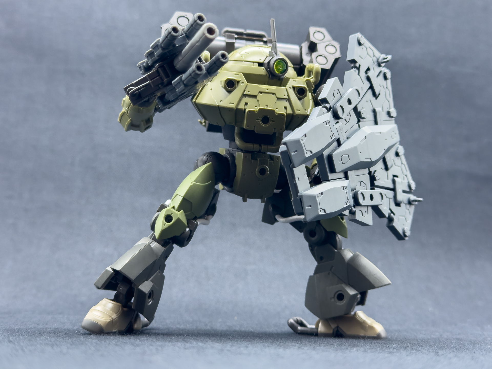 脚部パーツは他キットのものを使用することでスタイルを大きく変更することが可能です。