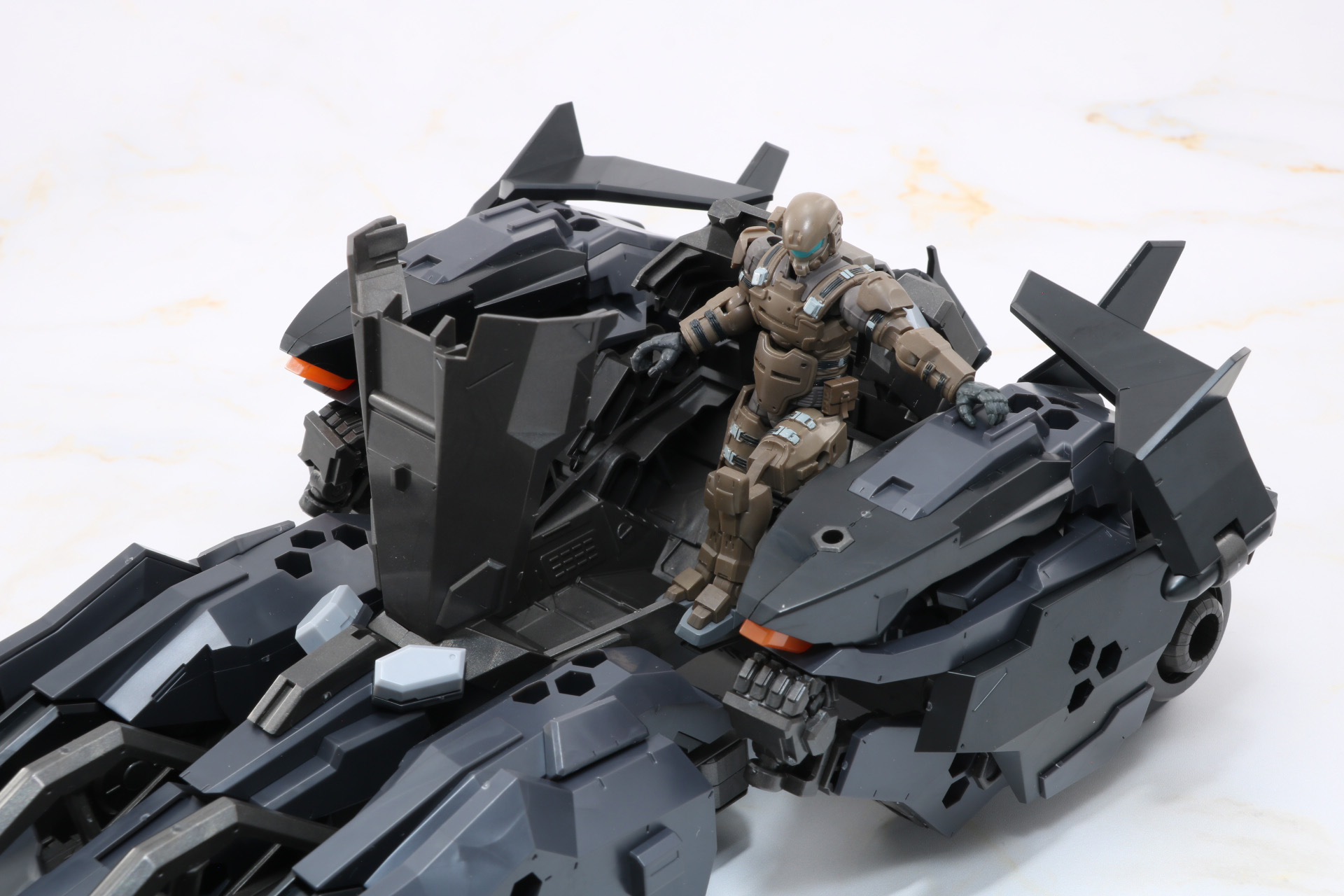 ハッチを開いて乗り込む