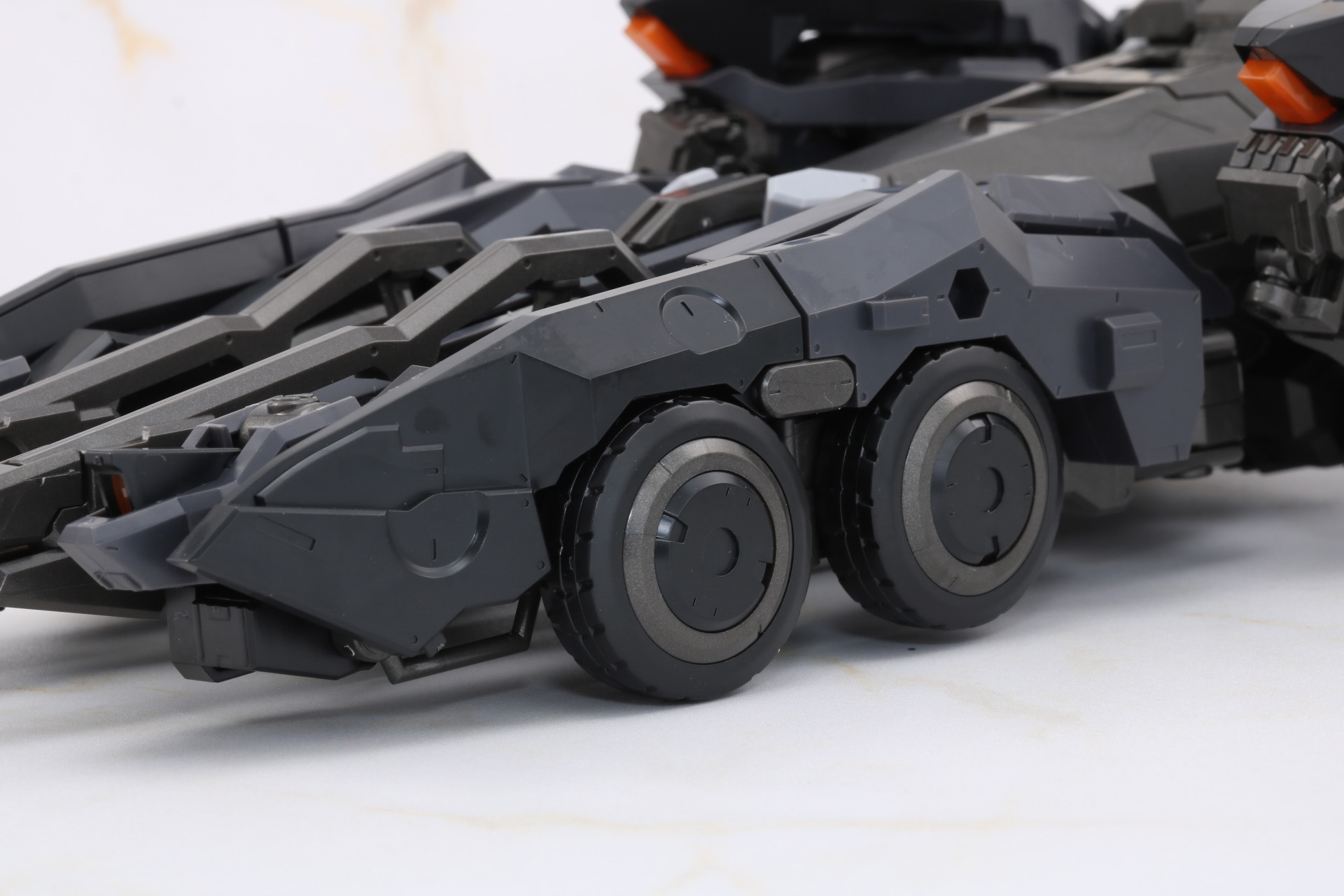 肩のアーマーも大きなカウルとなり、ファットな後輪も存在感ある