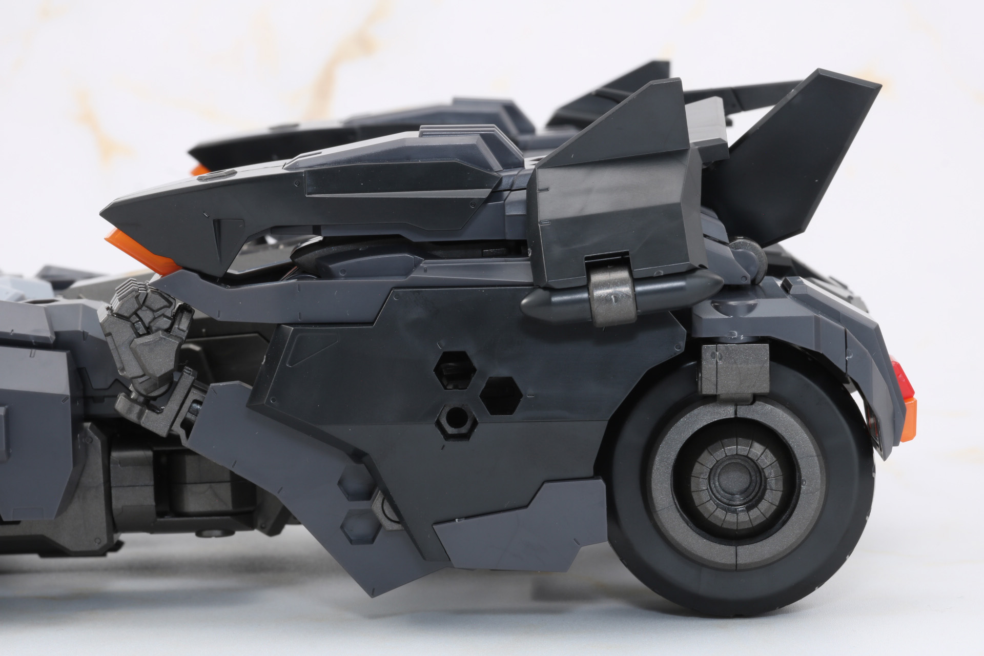 肩のアーマーも大きなカウルとなり、ファットな後輪も存在感ある