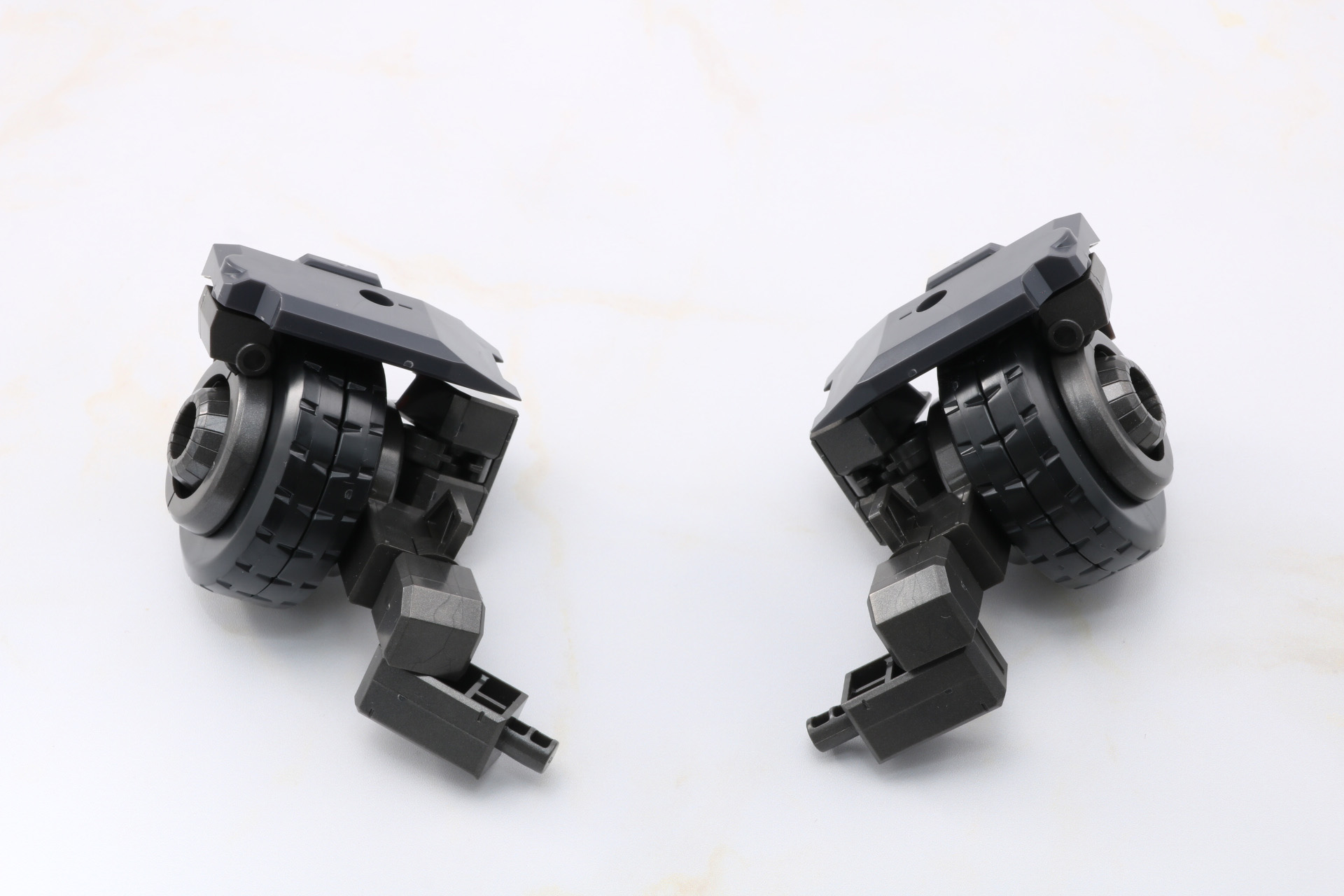 後輪パーツを変形。アームの位置を変更し後輪はスラスターに