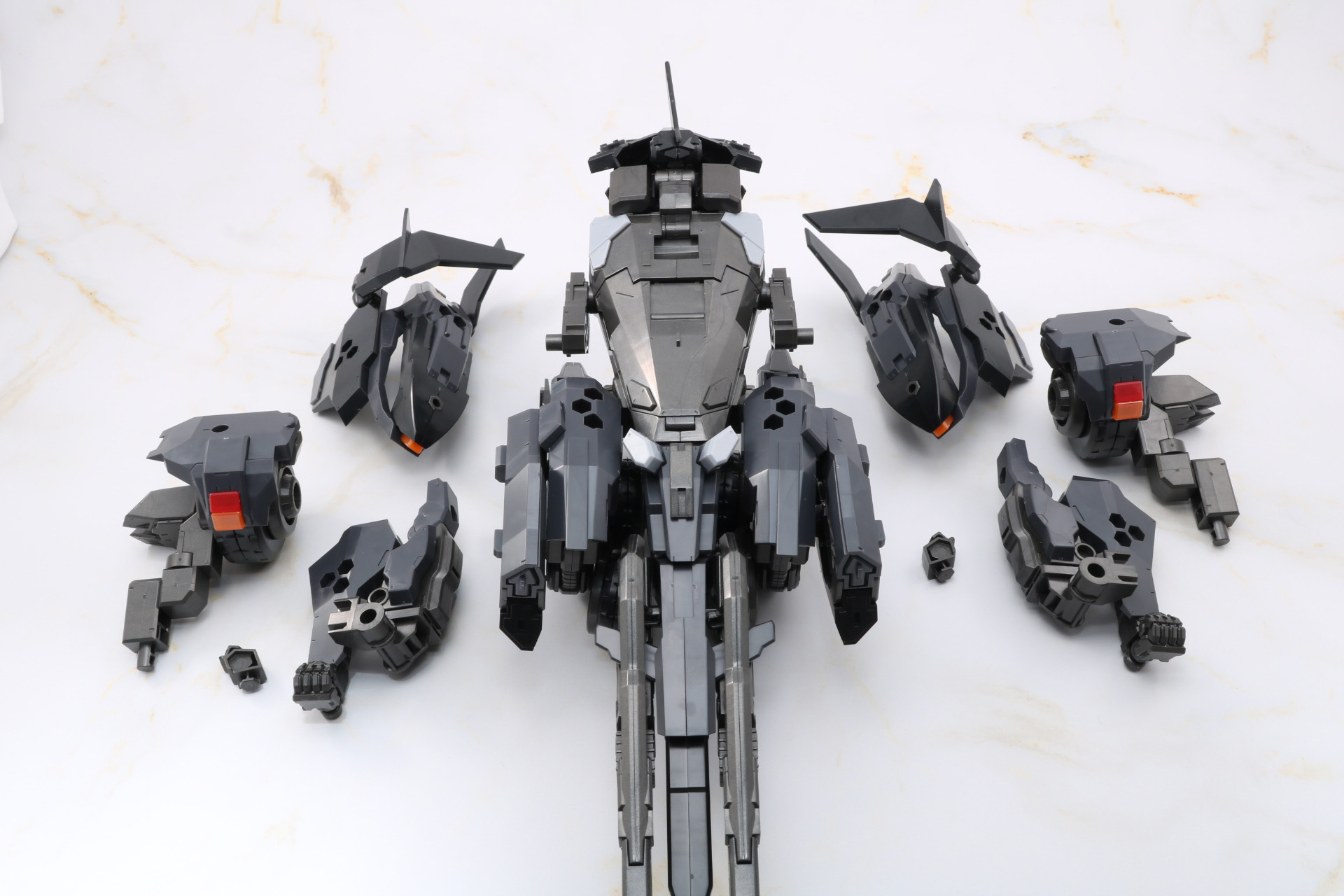 本体に腕部、スラスター、アーマーを合体。アタッチメントパーツで補強