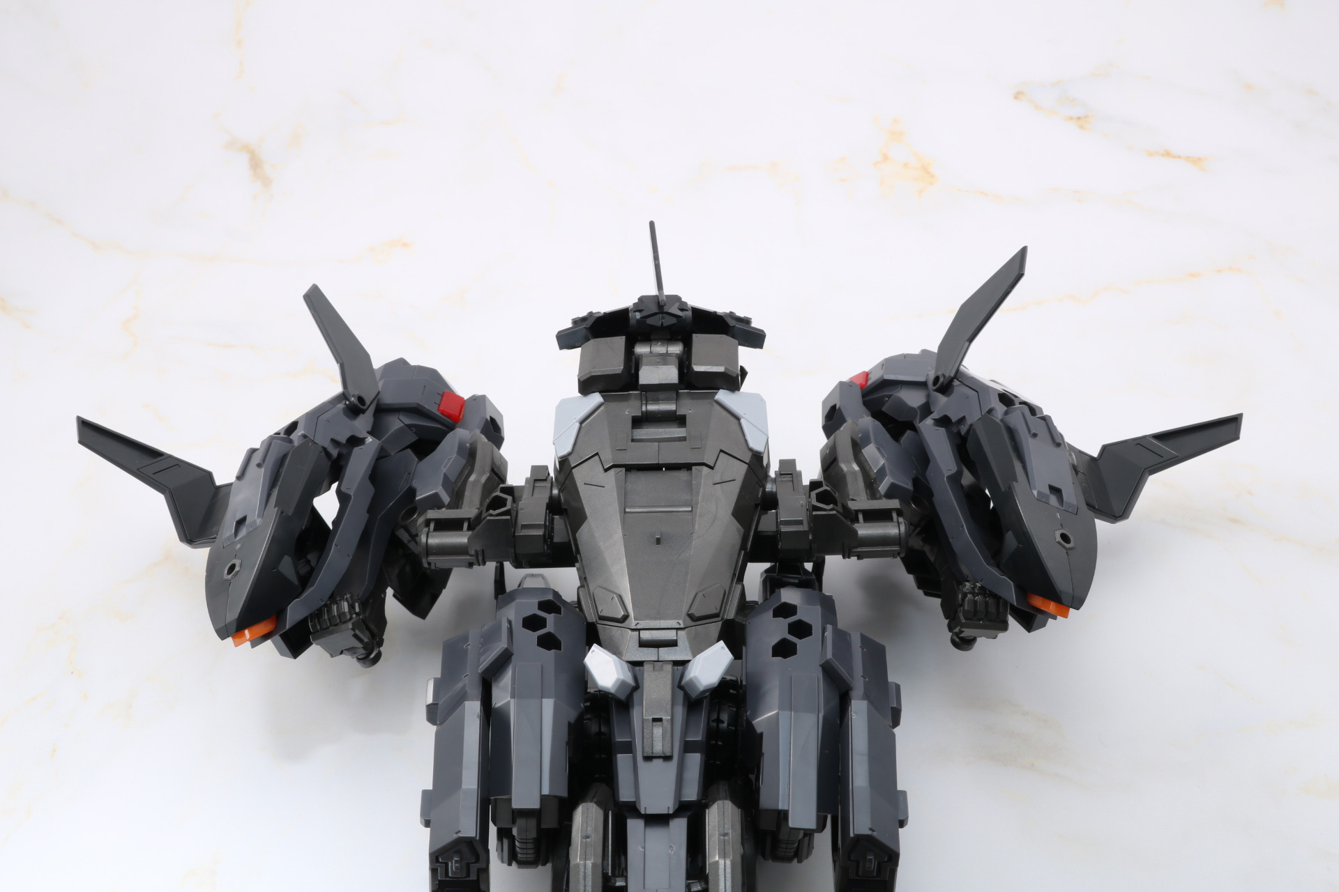 本体に腕部、スラスター、アーマーを合体。アタッチメントパーツで補強