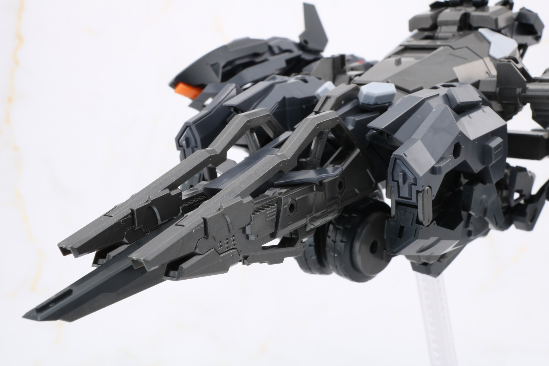 機首。側面にライフルをマウント