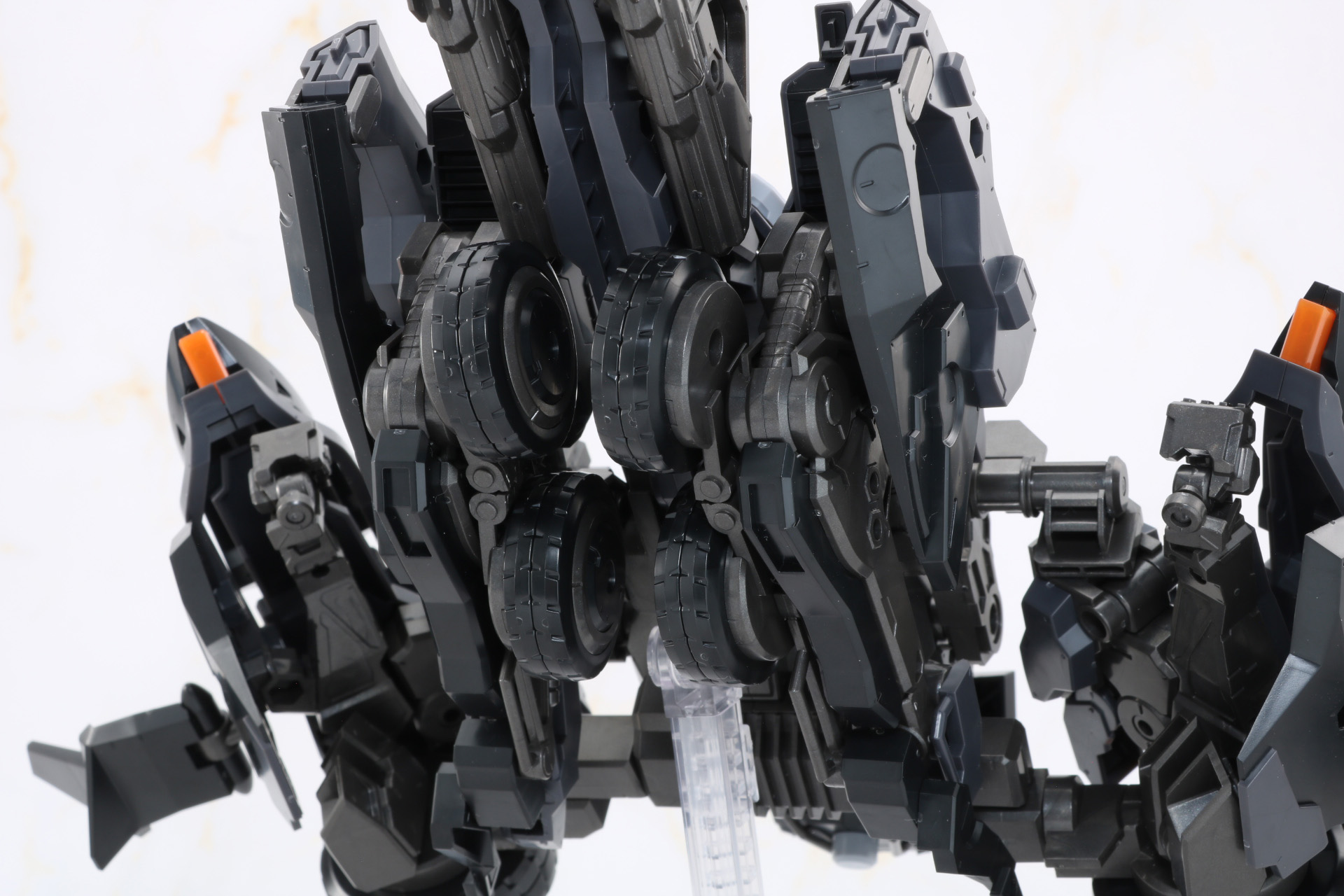 下部にはランディングギアのように車輪が配置されている