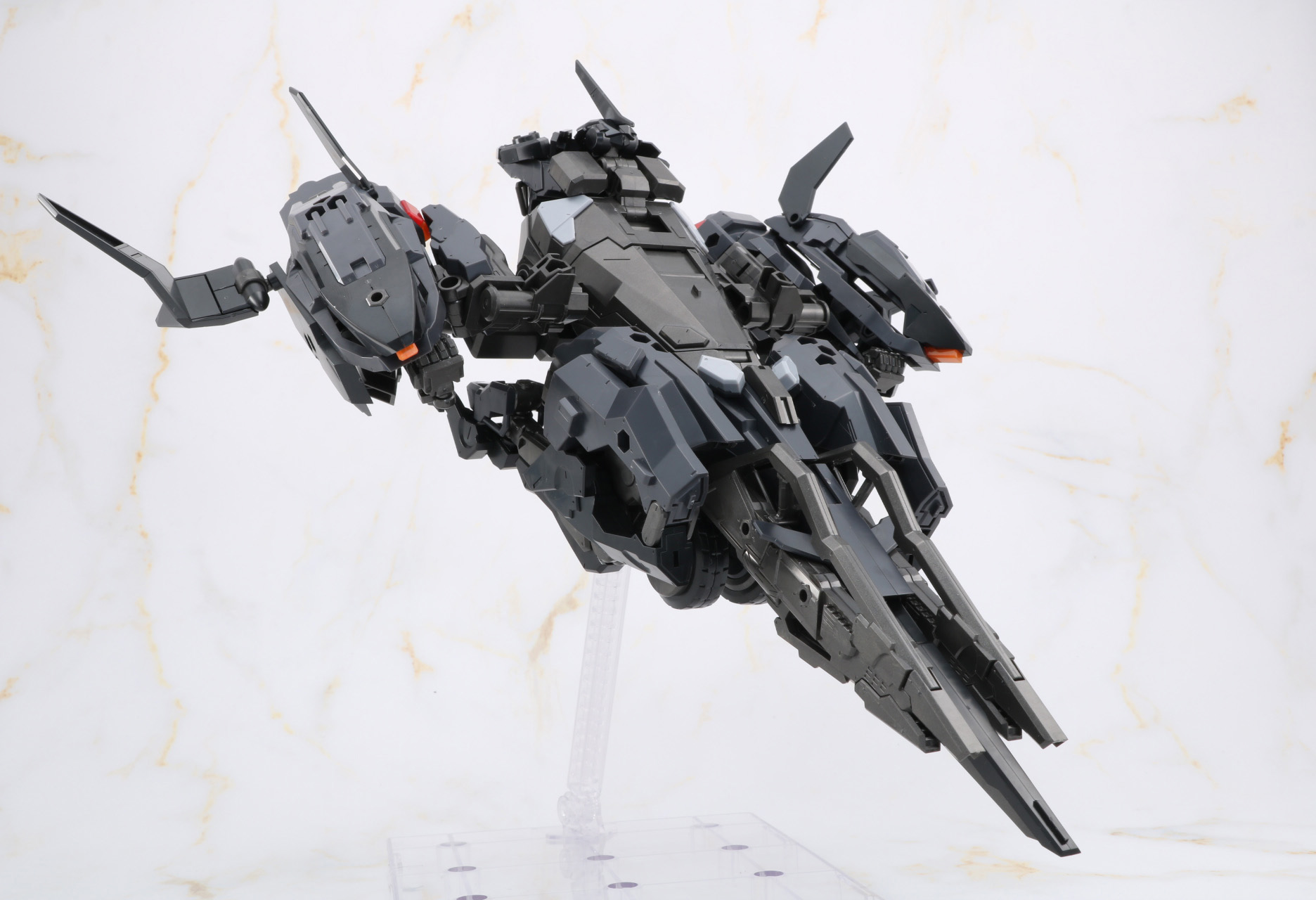 ライフルをと外した状態。カナード翼が確認でき、機首の細さも一味違った魅力を放つ