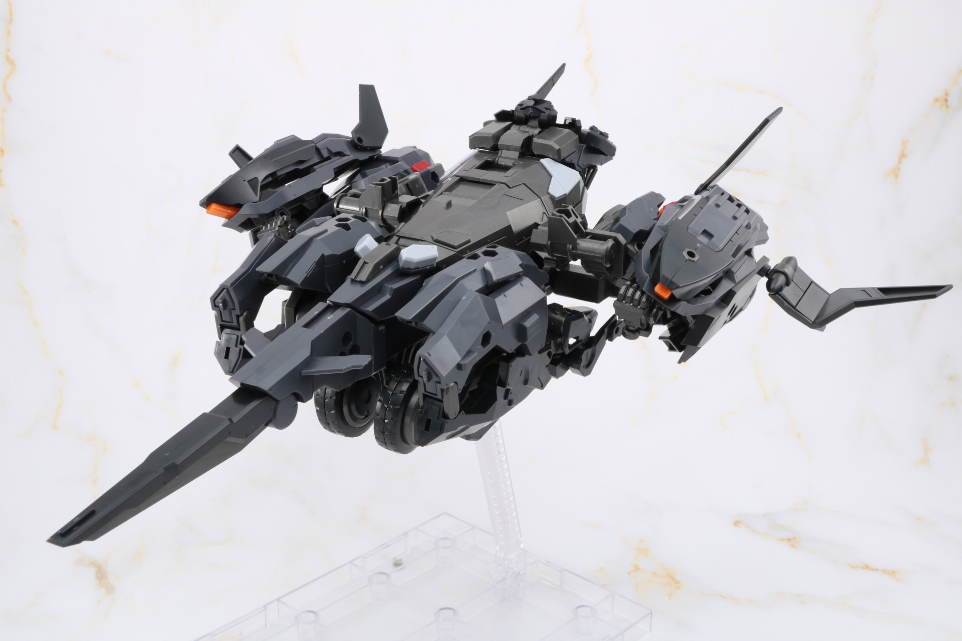 ライフルをと外した状態。カナード翼が確認でき、機首の細さも一味違った魅力を放つ