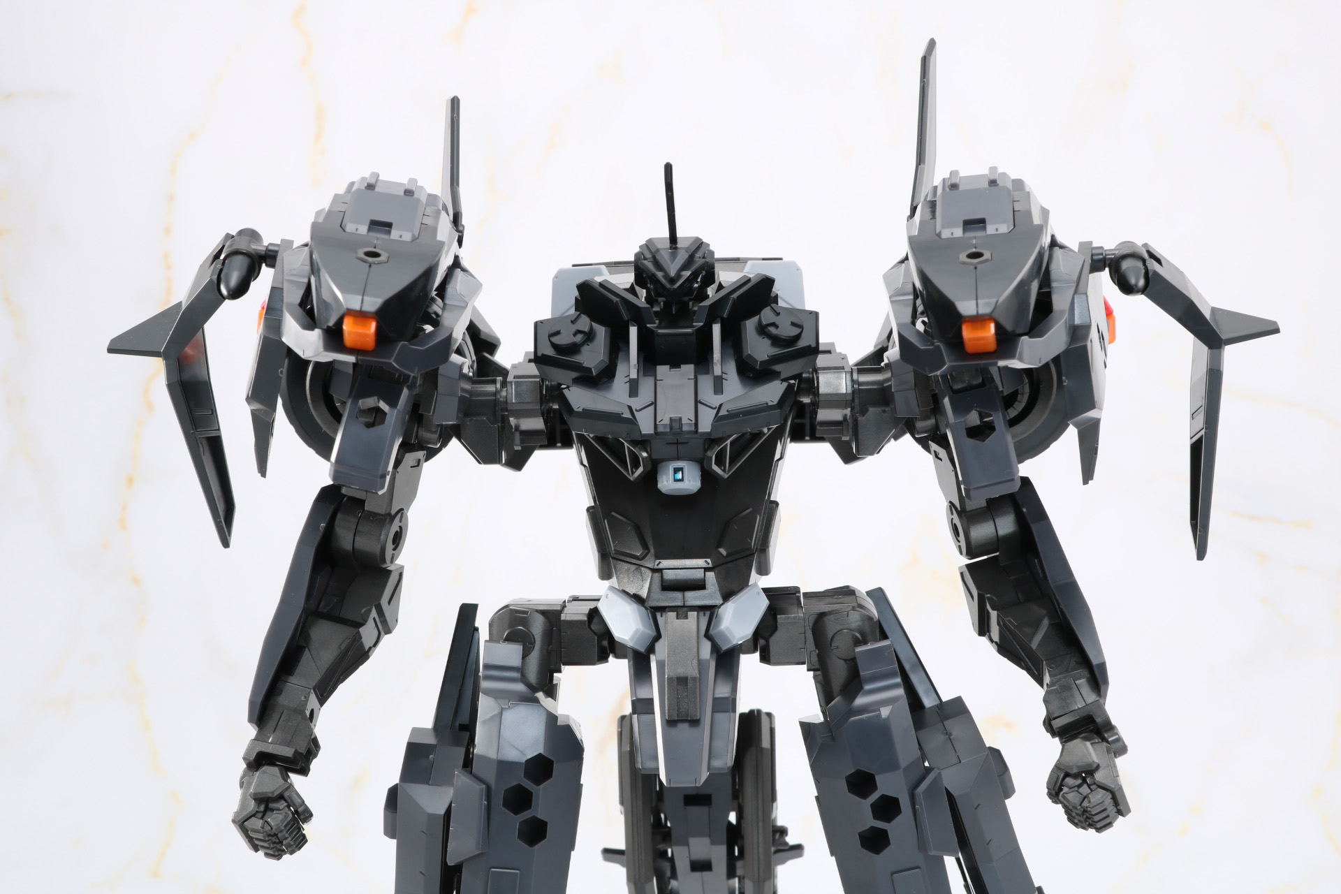 上半身。マッシブで存在感ある造形