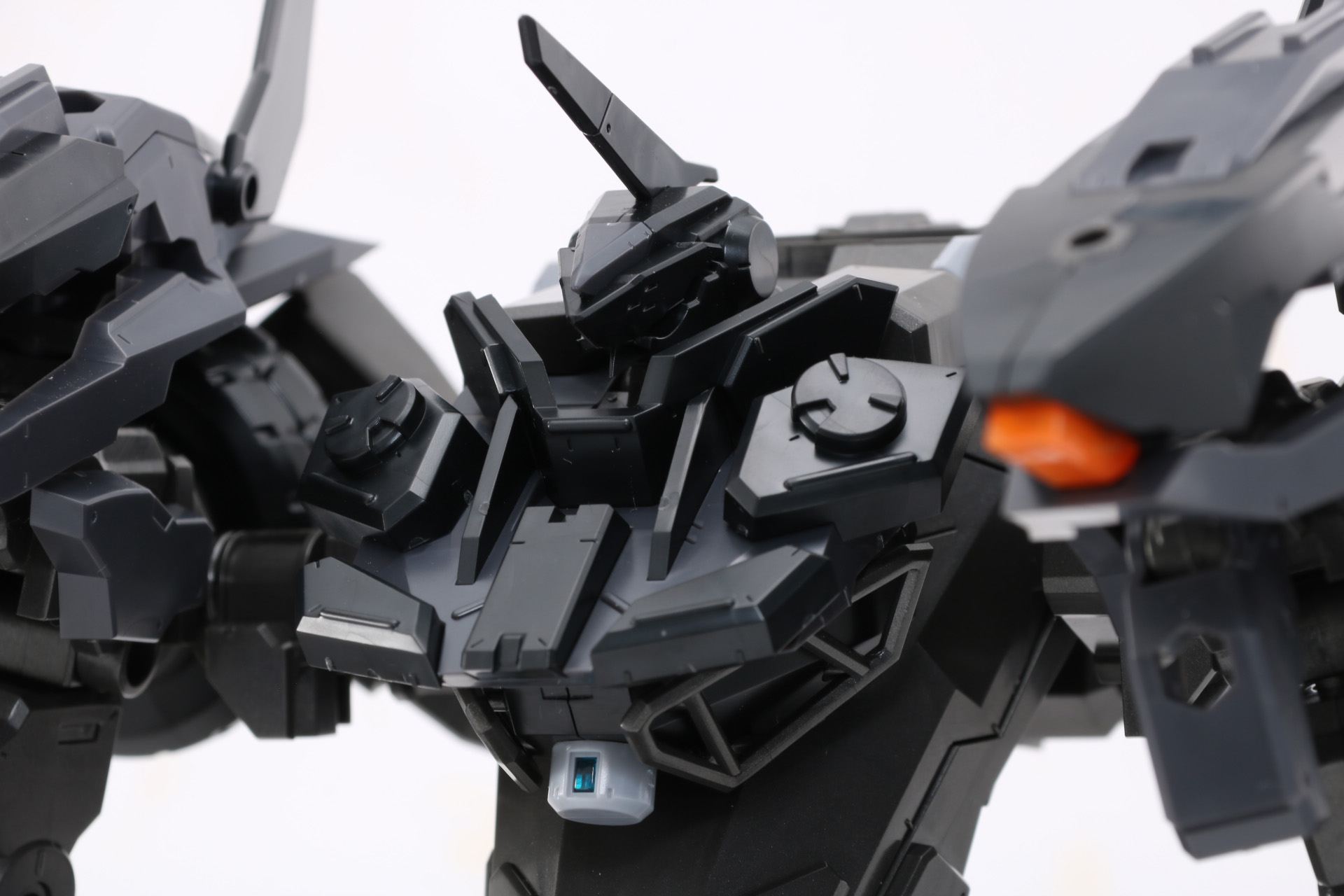 胸部装甲の厚みやシャープな頭部