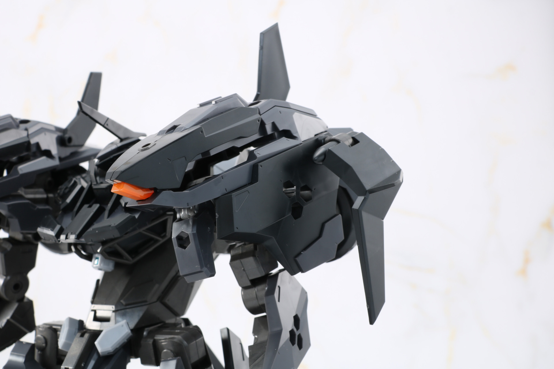 特徴的な肩アーマーは腕部を覆う形