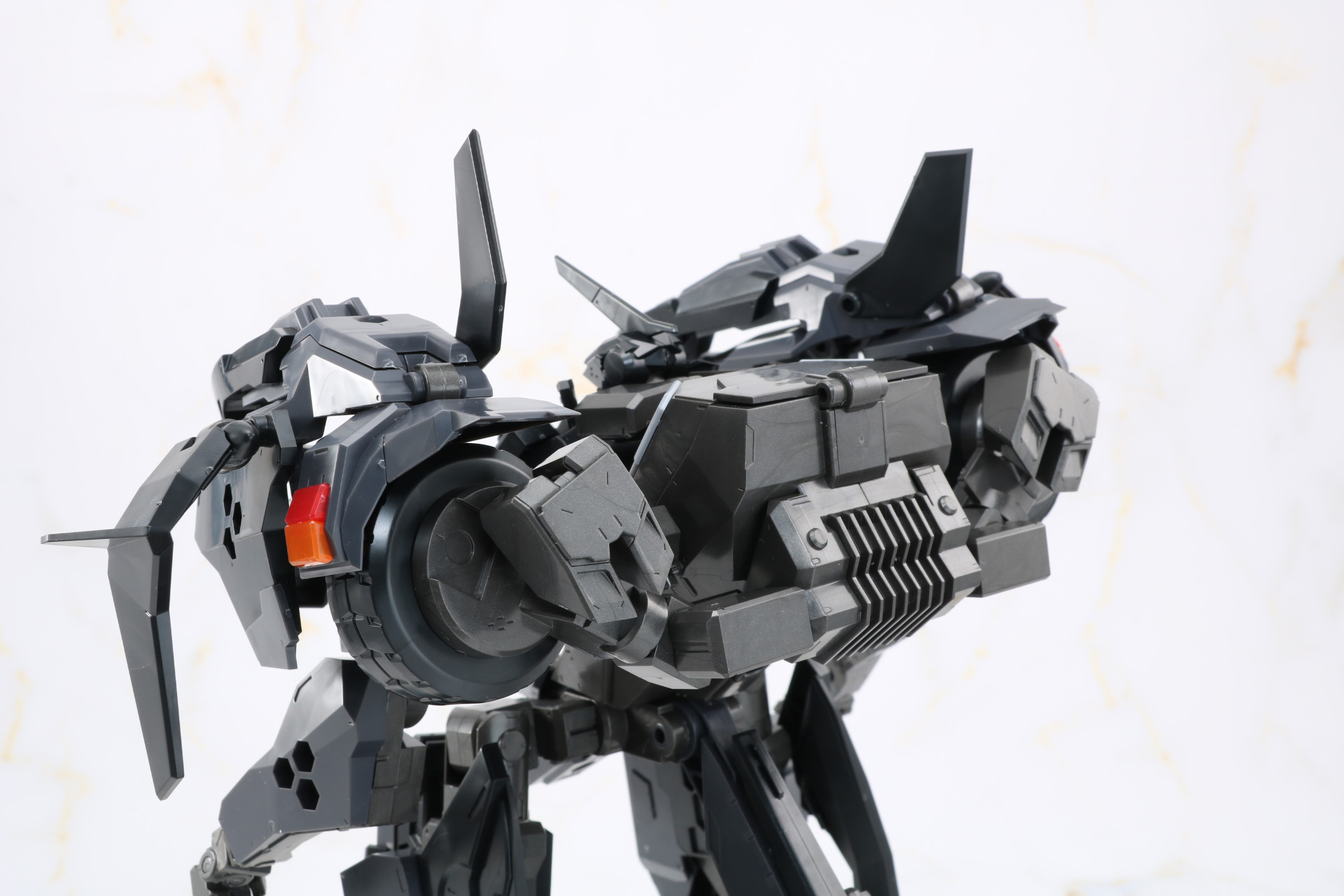 肩アーマーのアームは背面で接続され、独立した可動を有する