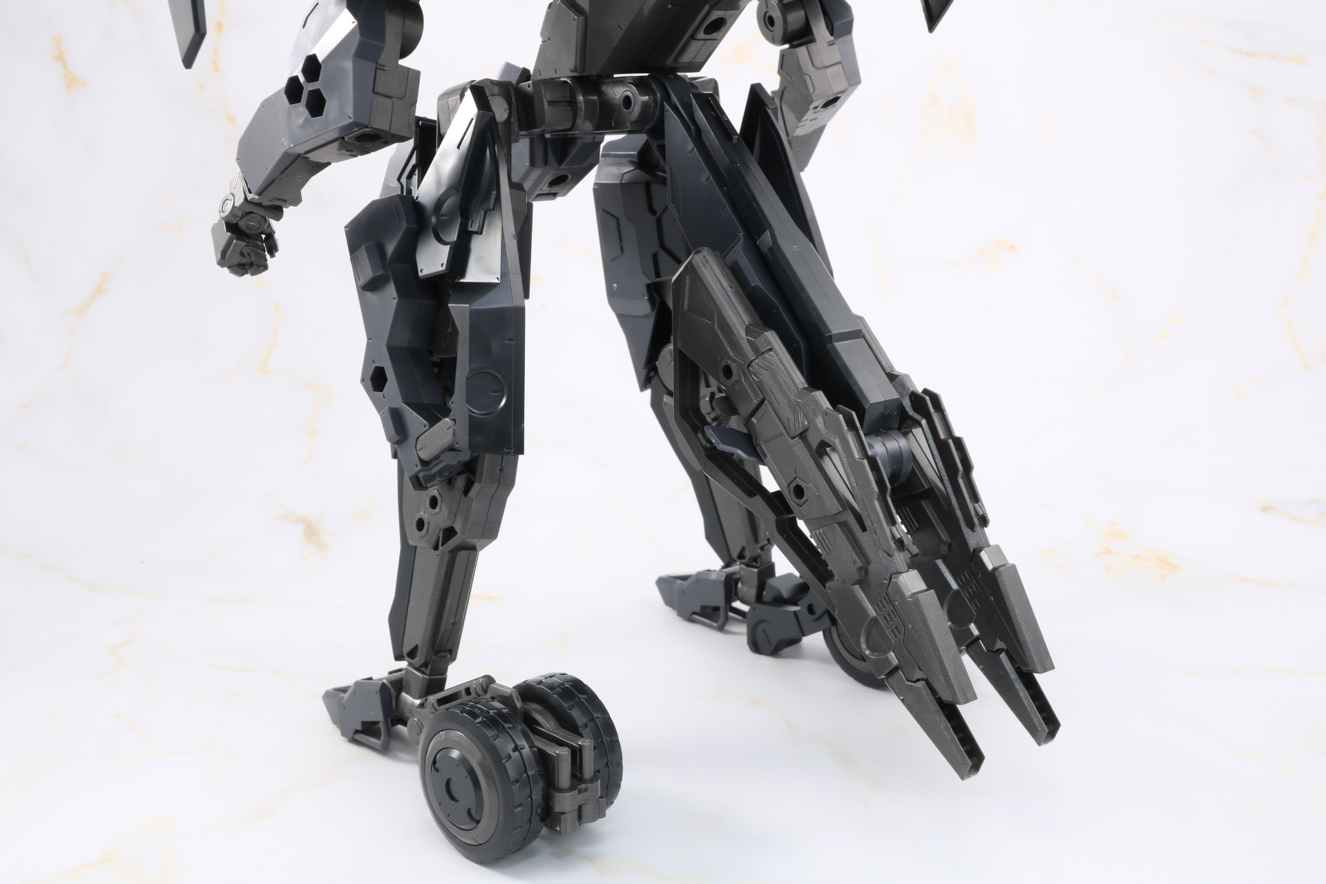 腰部から伸びたパーツ。スタビライザーのような雰囲気を持ちつつも、ライフルをマウントできウェポンベイの役割も