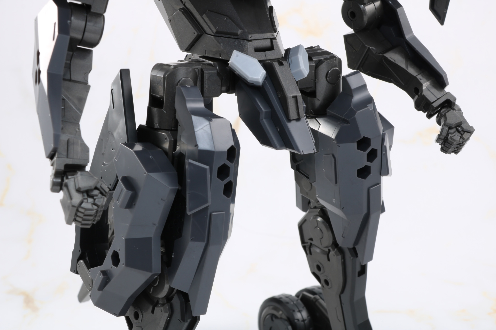 腰部から伸びる脚部は細身だが、しっかりと接続されている