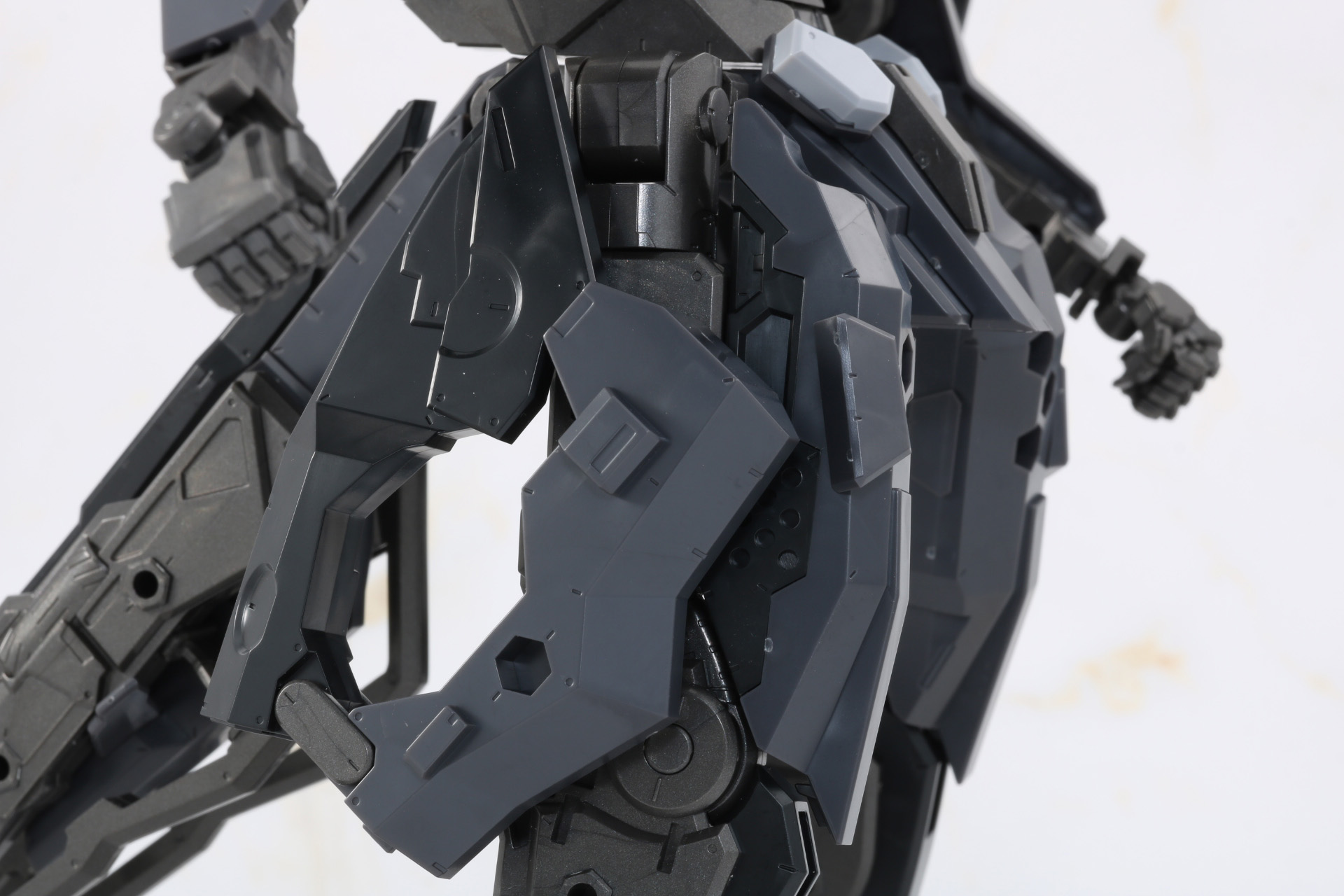 サイドアーマーのように配置されたフェンダーパーツ