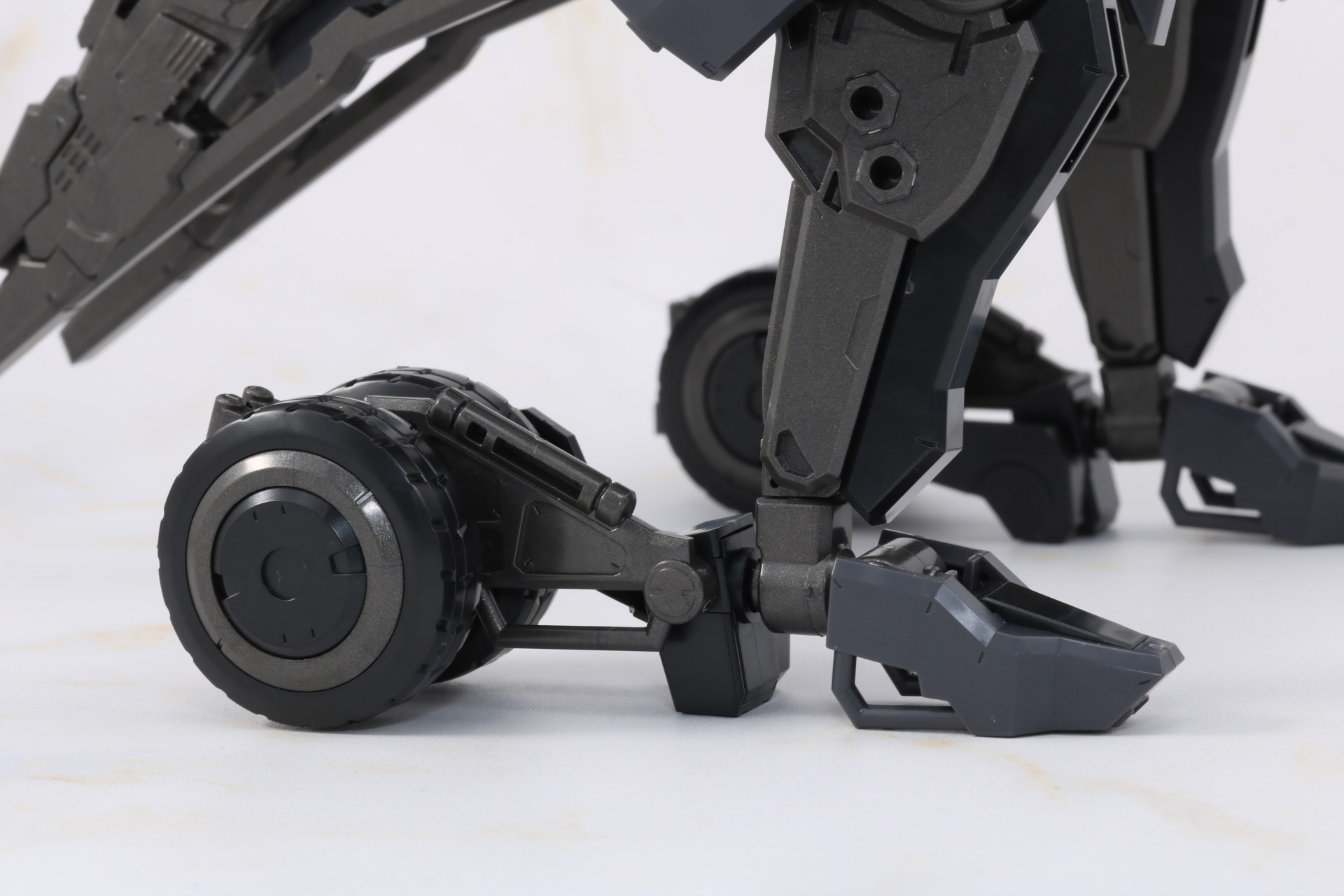 踵から伸びるタイヤで安定して立たせることができる