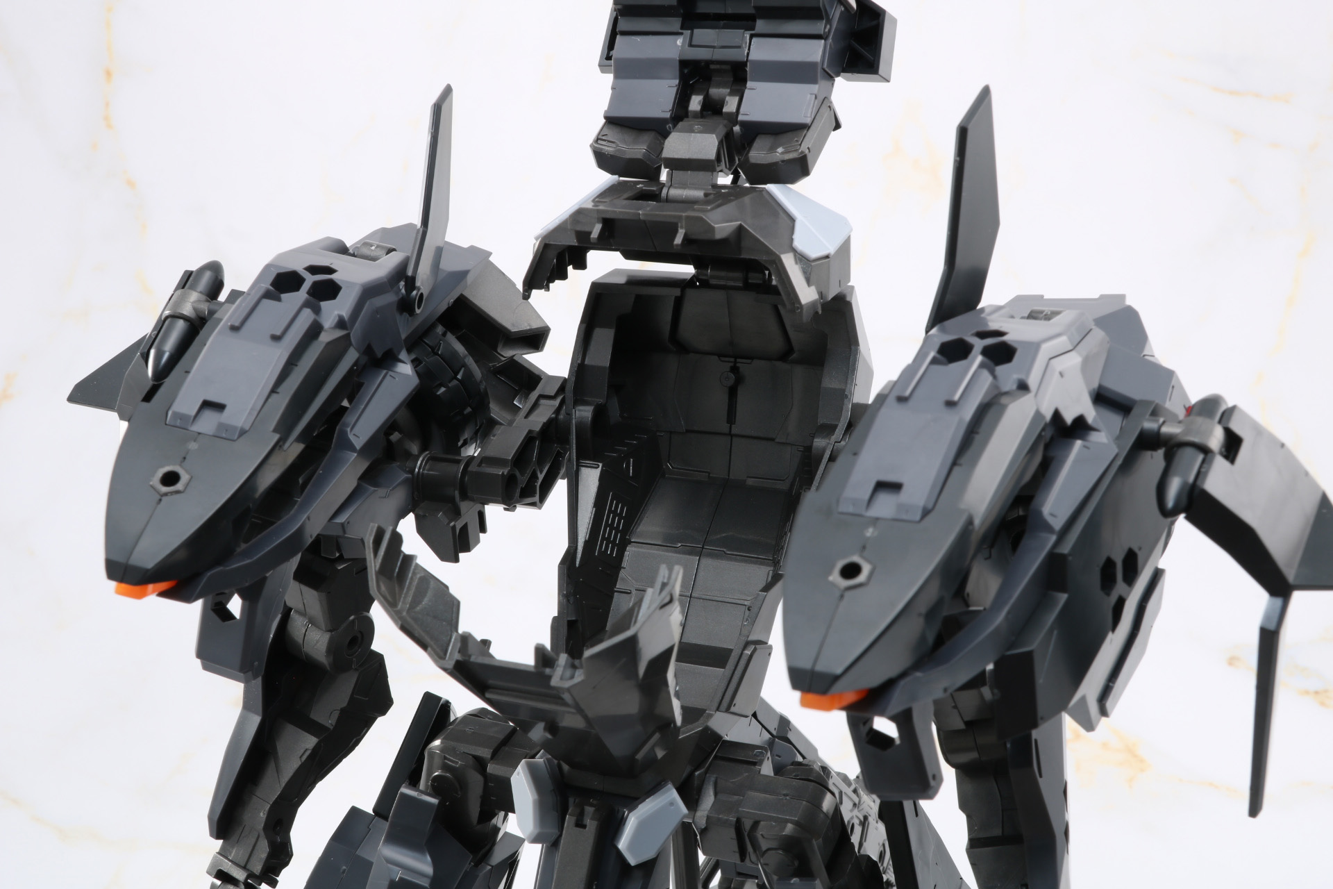 コックピットのハッチを展開することが可能