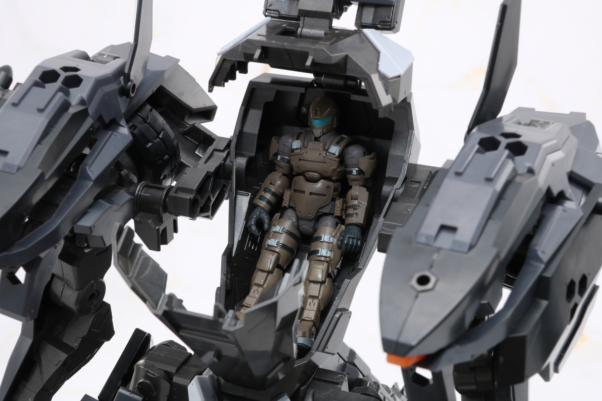 もちろん、中にガバナーを搭乗することができる。シートに備わっている軸パーツを、ガバナーの背部に備えたヘキサグラムに接続することで安定した着座ができる