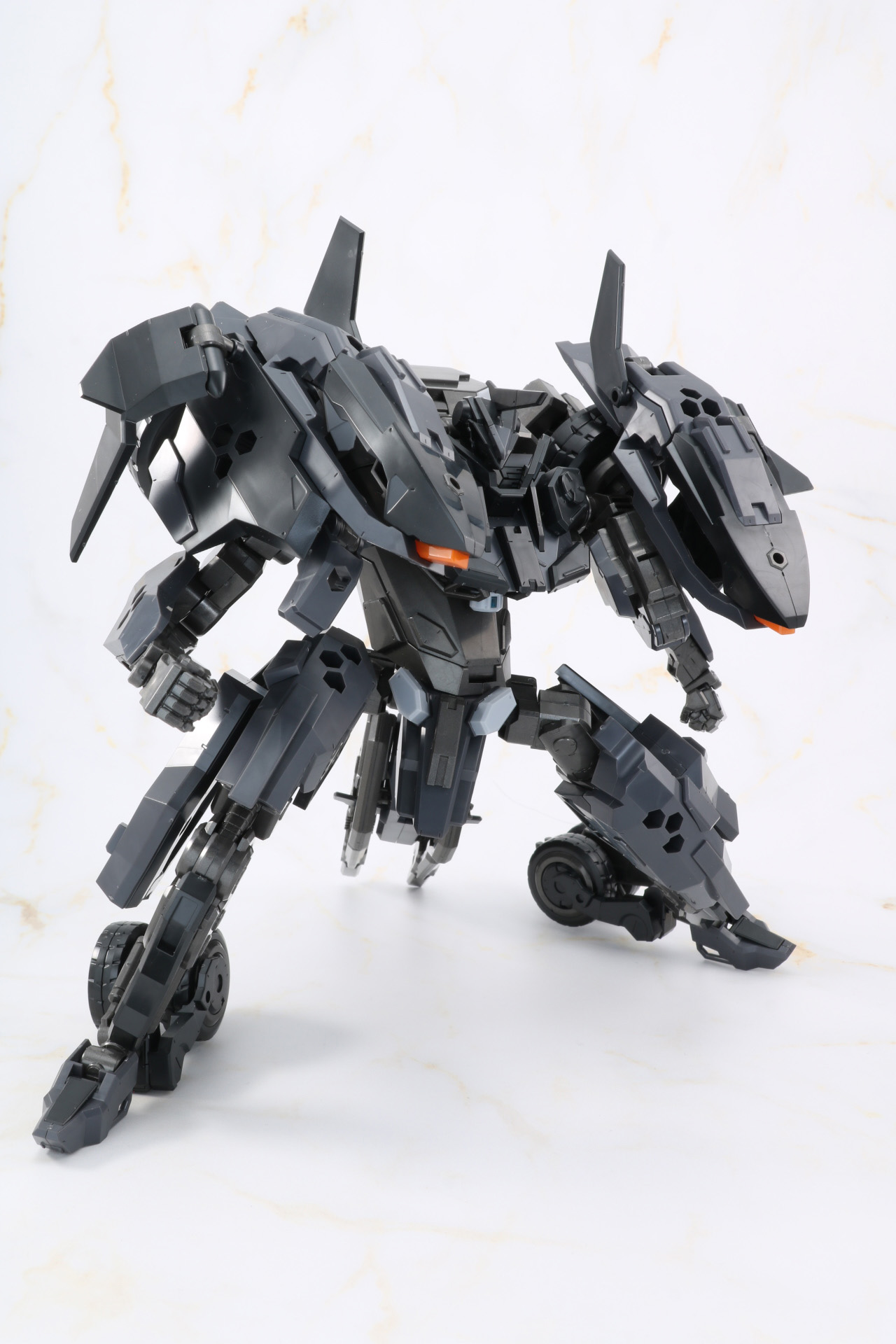 脚部を広げてどっしりと構える